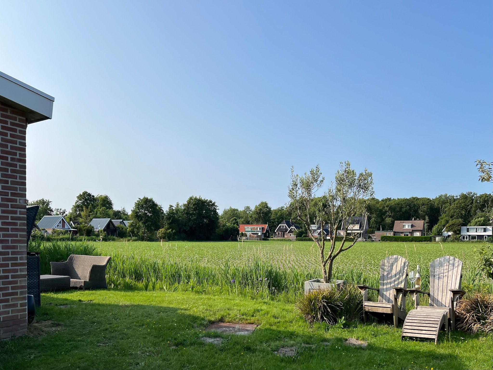 Het terras van Eureka 103 in Sint Maartensvlotbrug