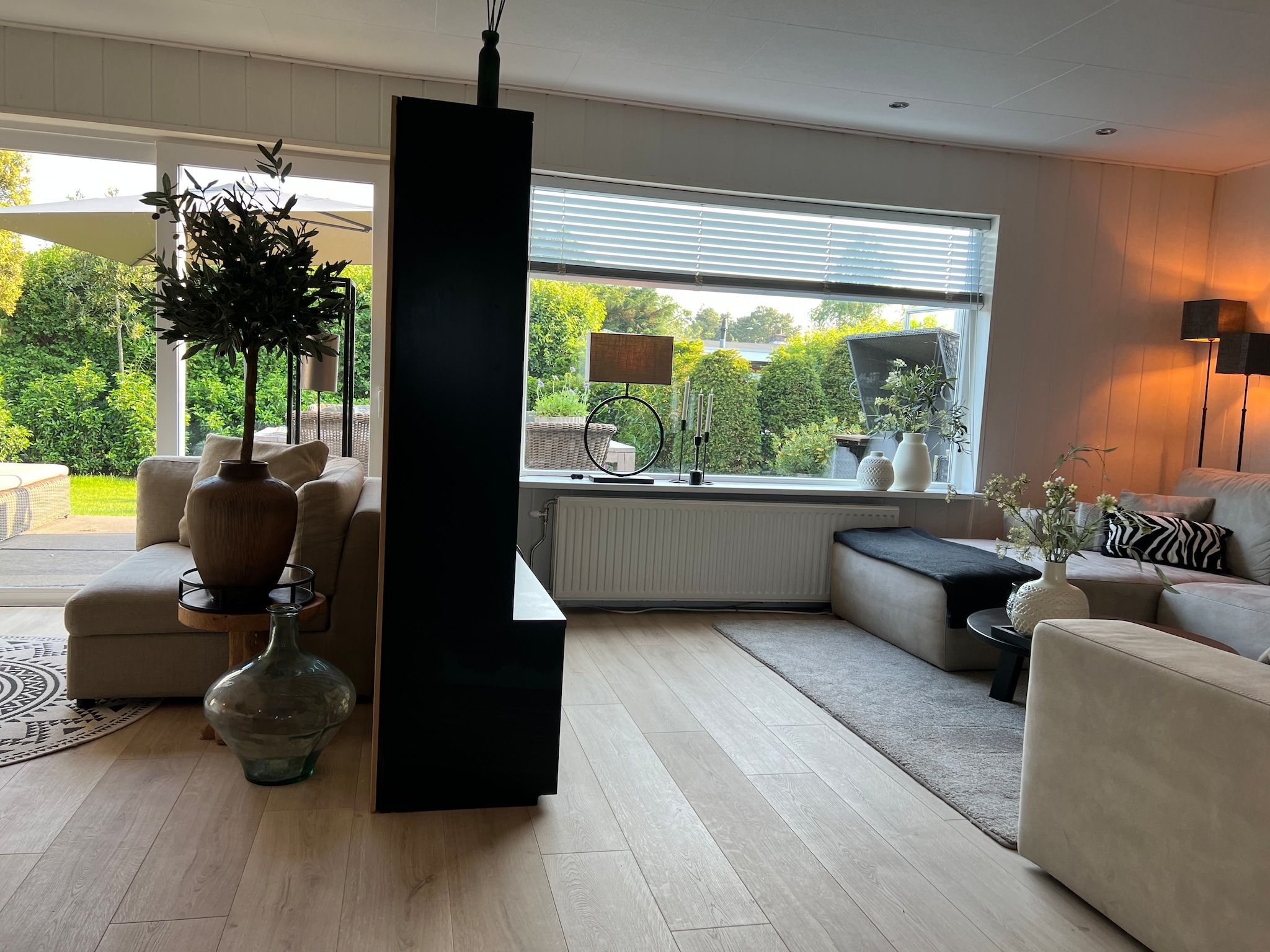De woonkamer van Eureka 103 in Sint Maartensvlotbrug