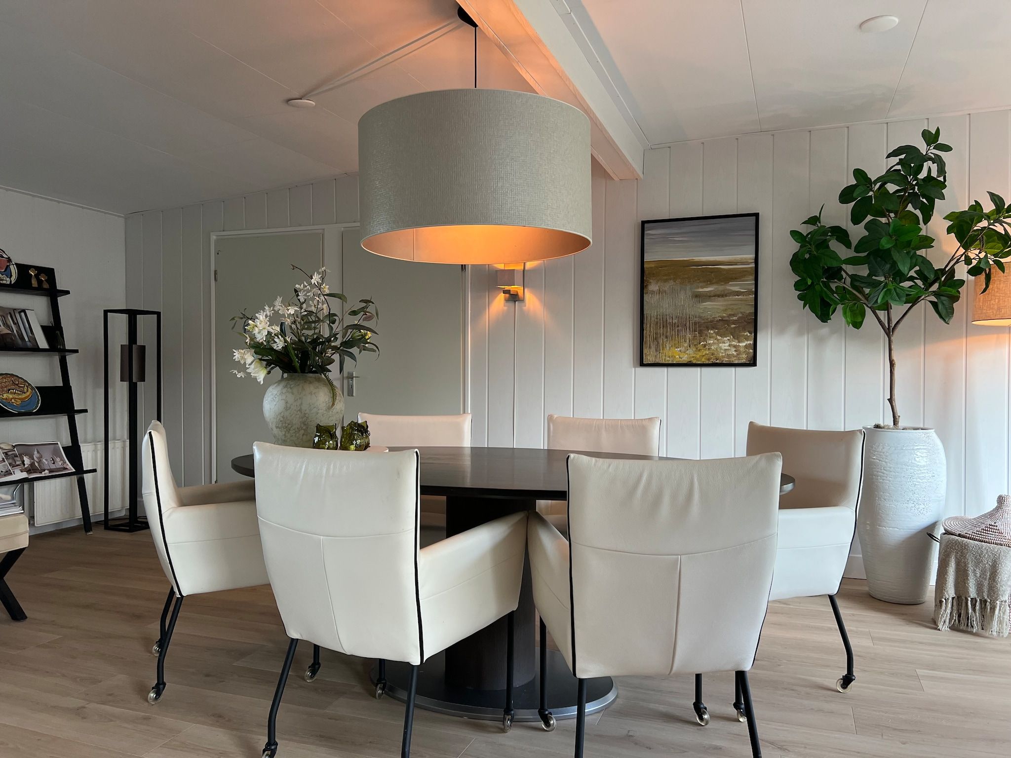 De eetkamer van Eureka 103 in Sint Maartensvlotbrug