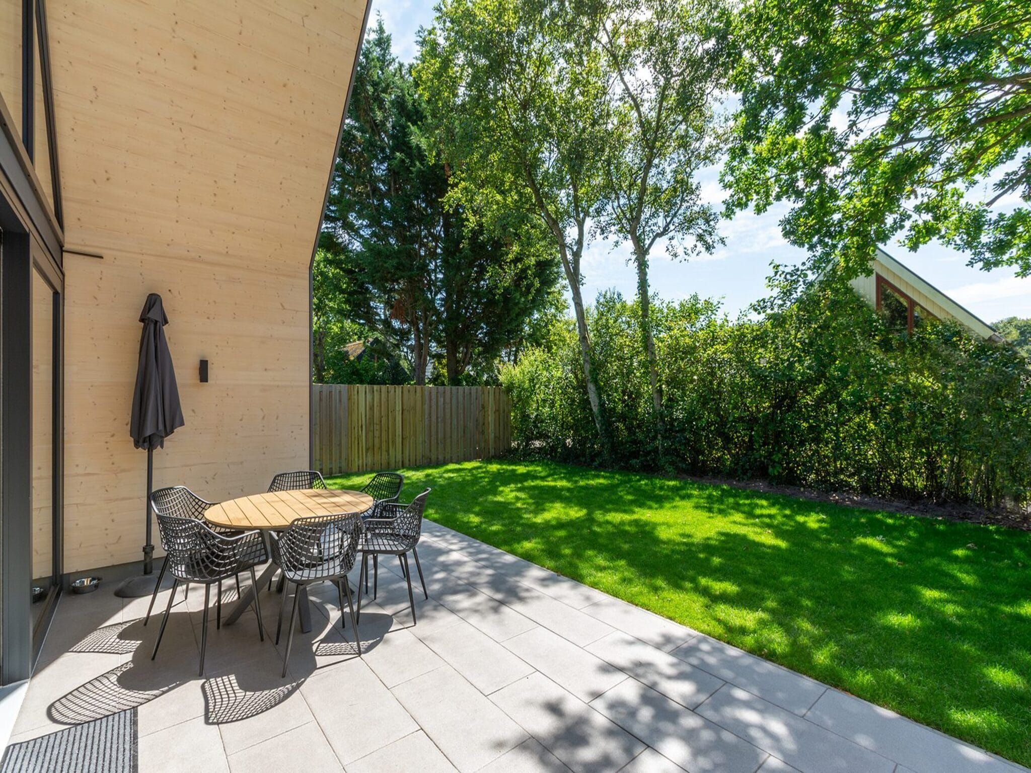 Het terras van Belkmer Beachhouse in Sint Maartenszee