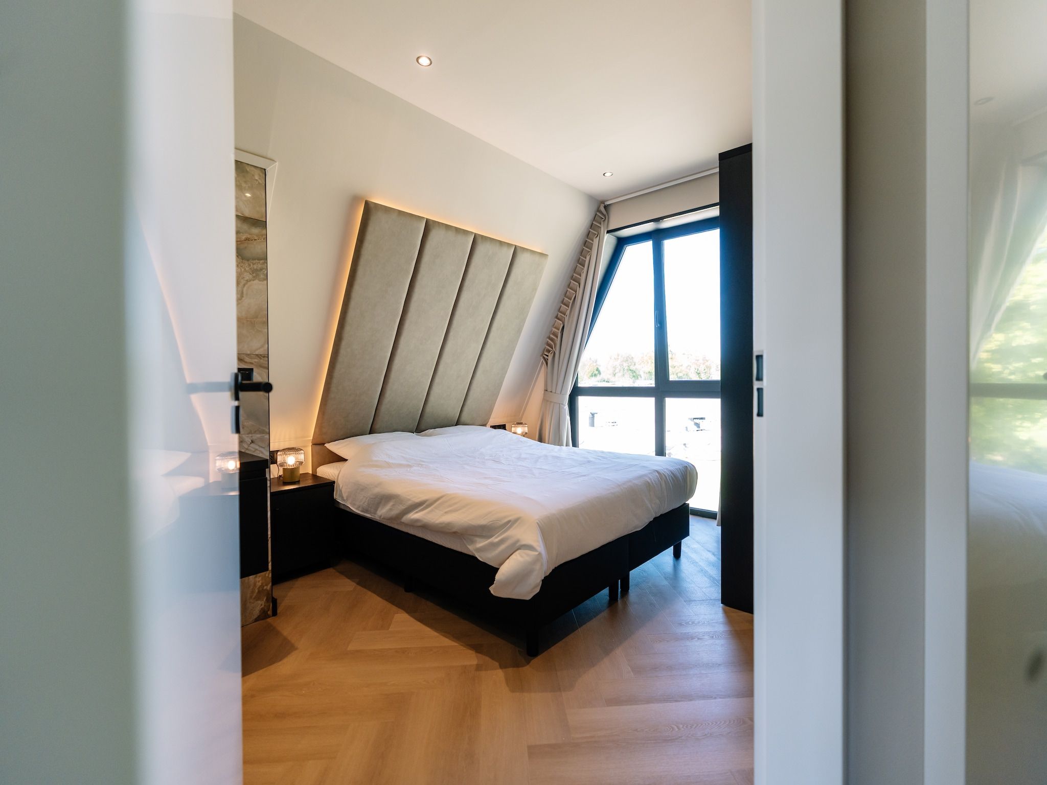 Een slaapkamer van Villa Watergloed | 10 personen in Waarland