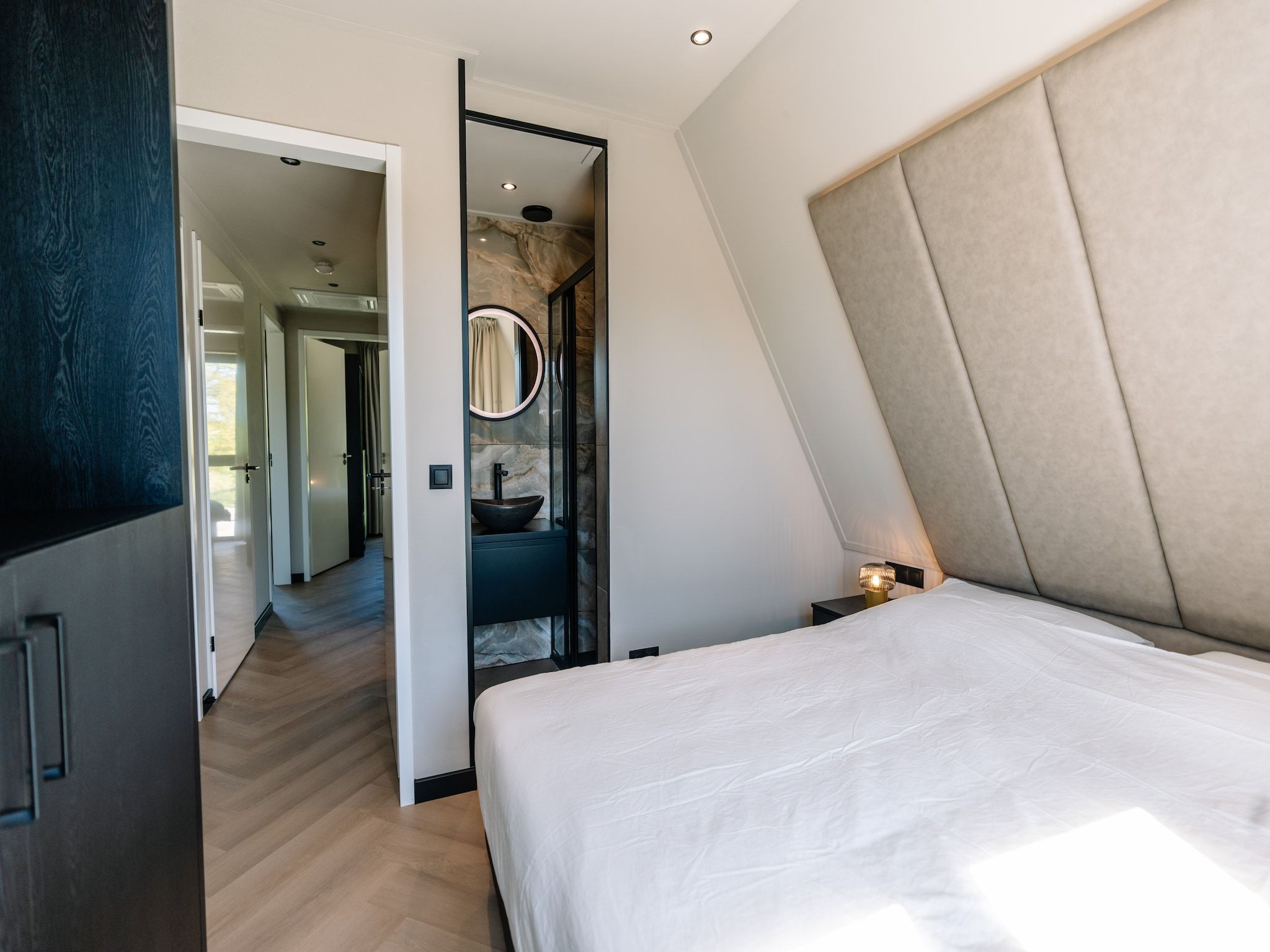 Een slaapkamer van Villa Watergloed | 10 personen in Waarland