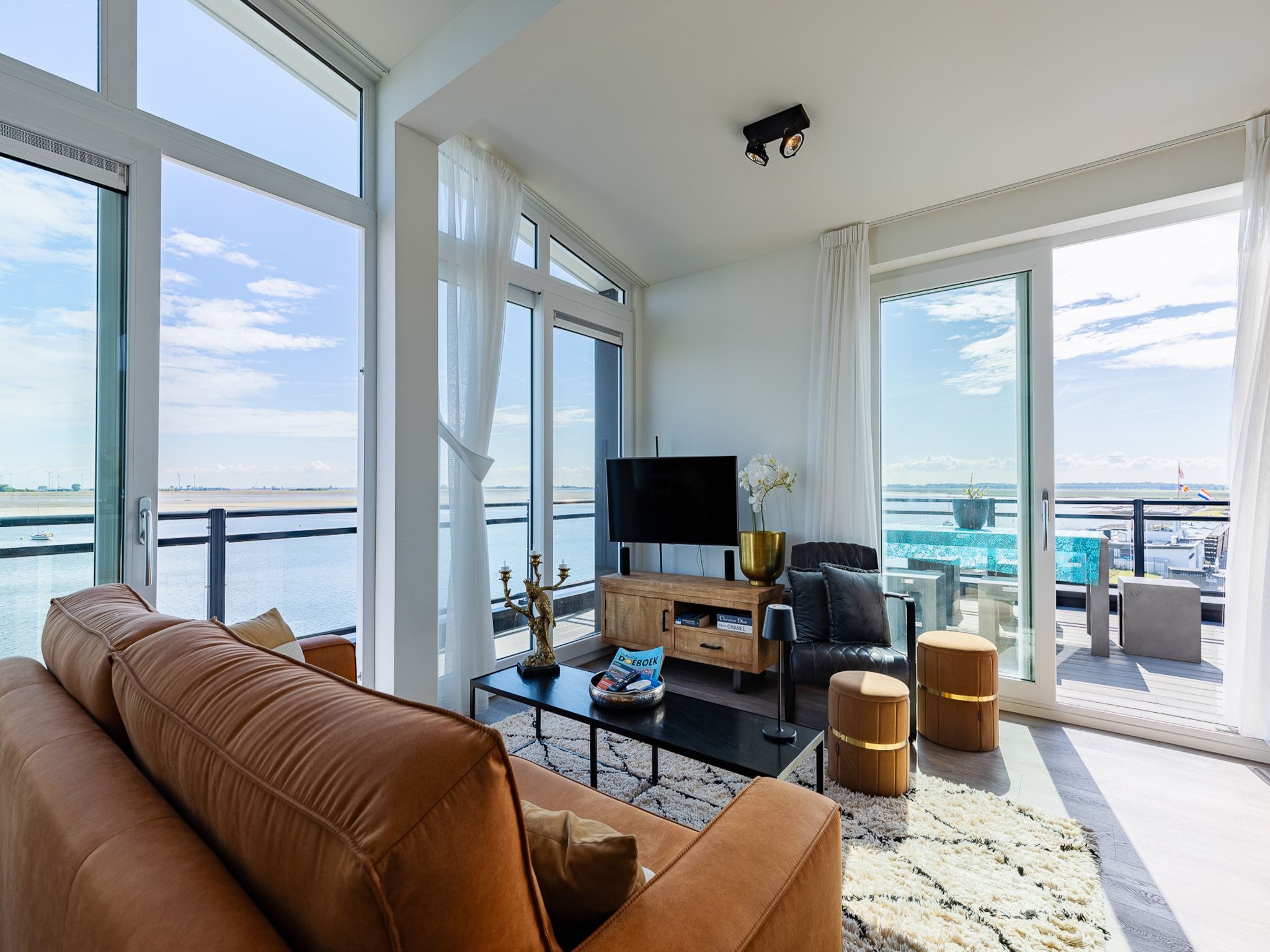 De woonkamer van Penthouse at the beach - with balcony | No. 26 - 2 Pers.  | Vista Maris in Sint-Annaland