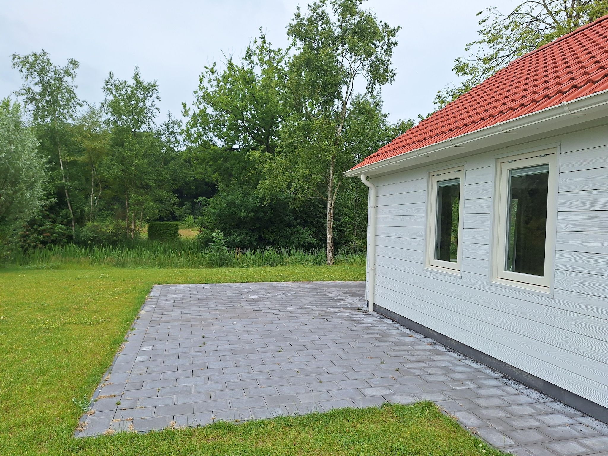 Het terras van Chaletwoning in Sint Nicolaasga