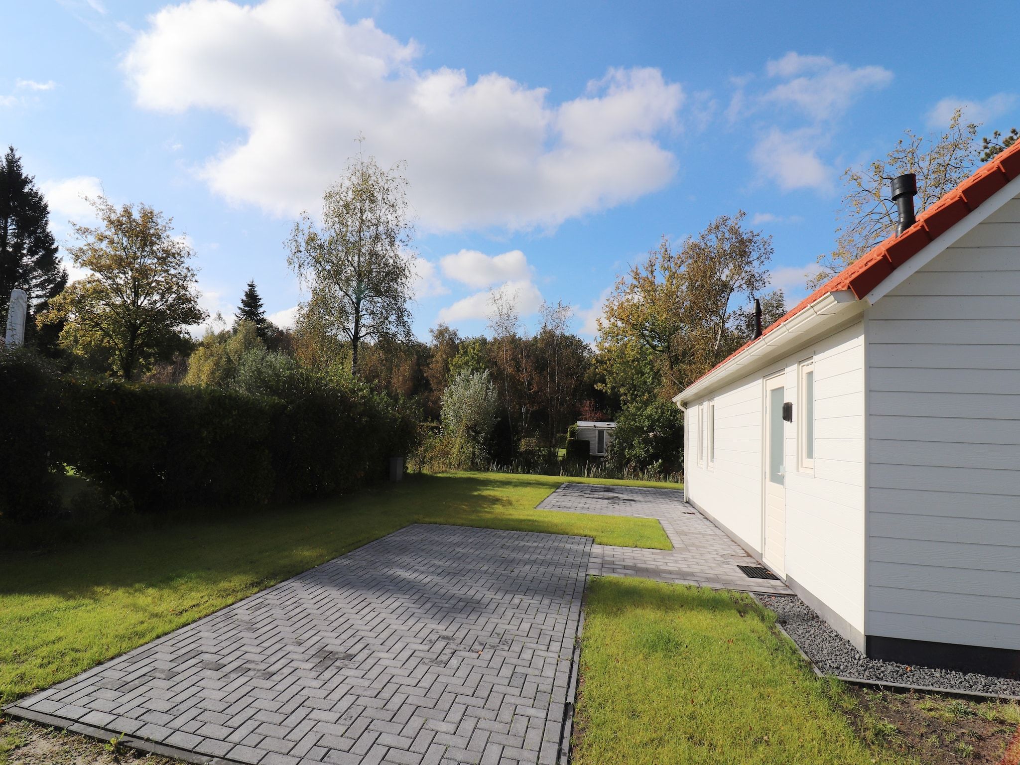 De tuin van Chaletwoning in Sint Nicolaasga