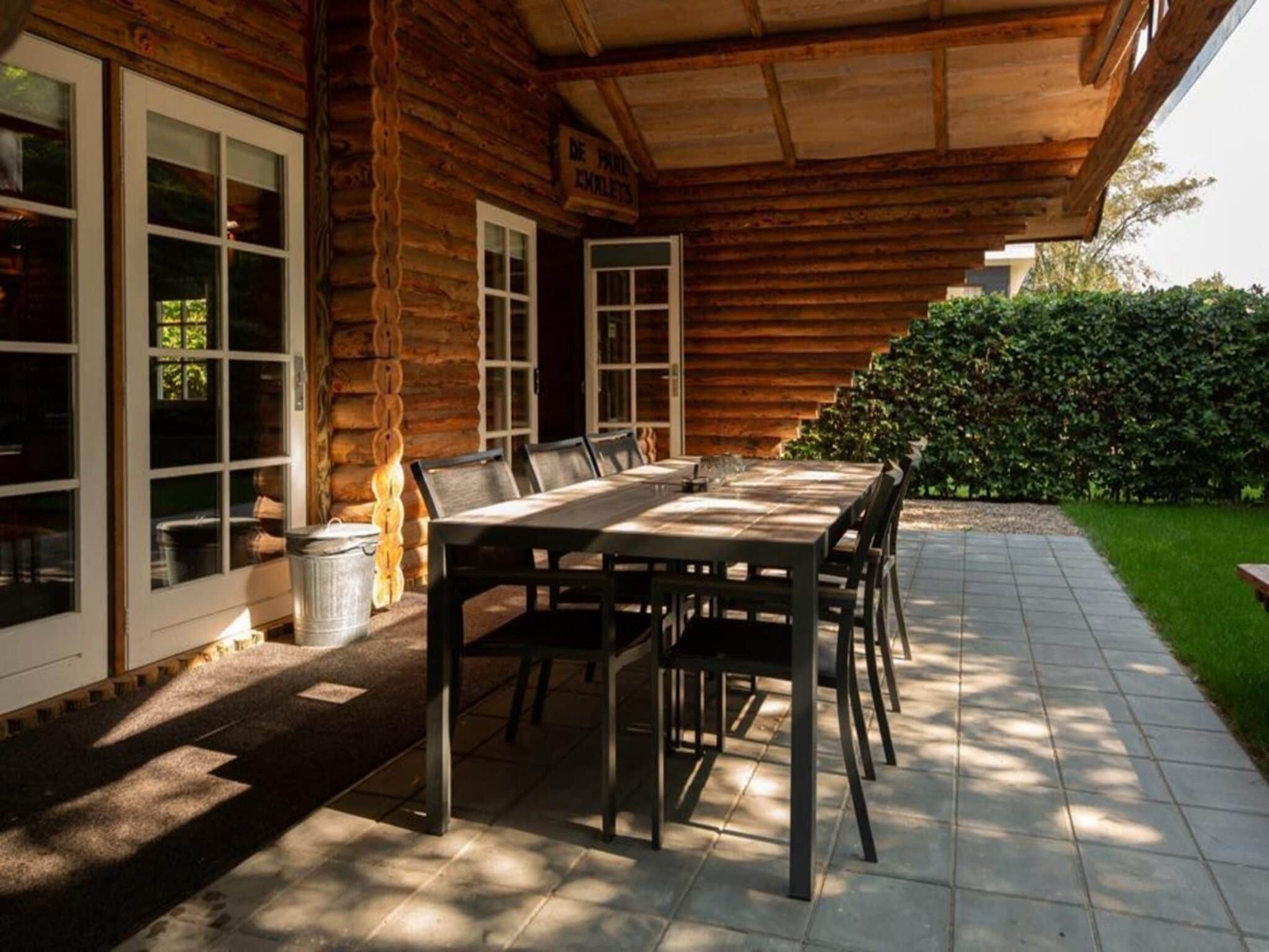 Het terras van Paalchalet 723 in Baarle-nassau