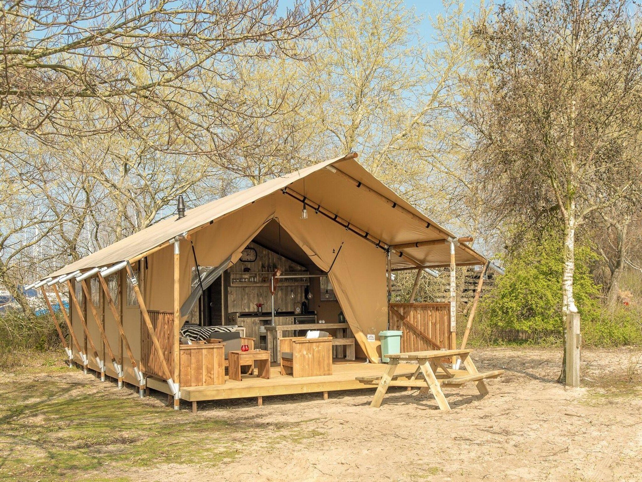 De buitenkant van Safari Lodge XL 6 p, with private sanitary facilities in Almere
