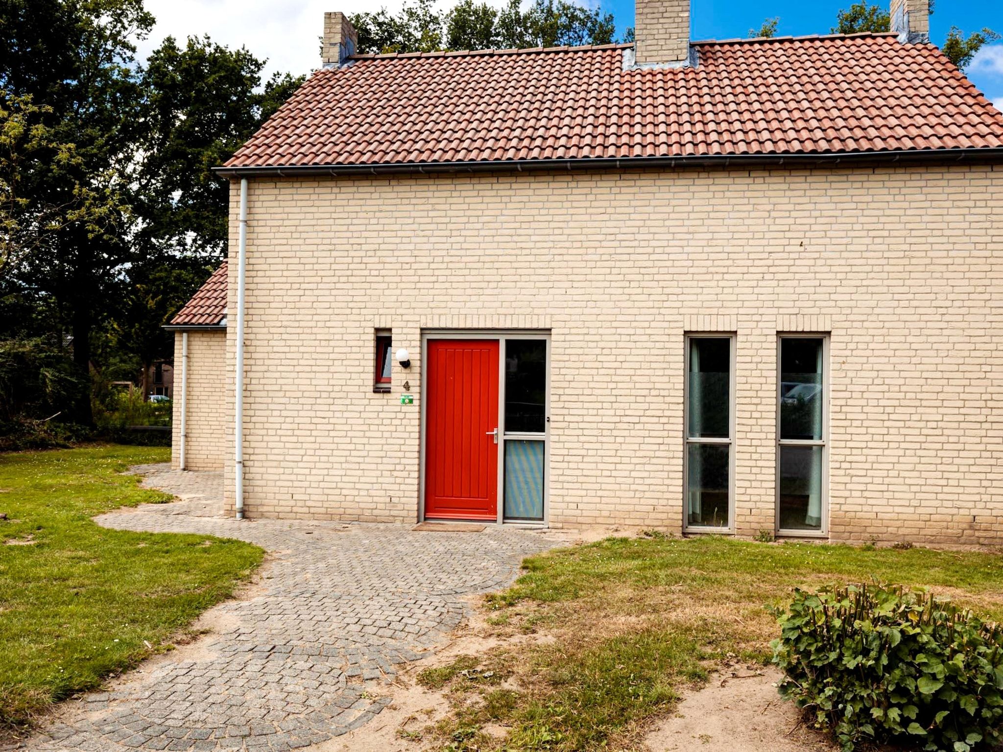 De buitenkant van 8 - Persons Family bungalow in Ewijk