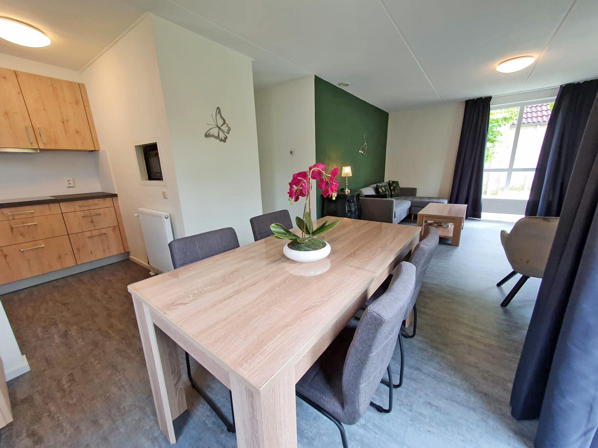 De eetkamer van 5 - Person Forest 10 Bungalow in Ewijk