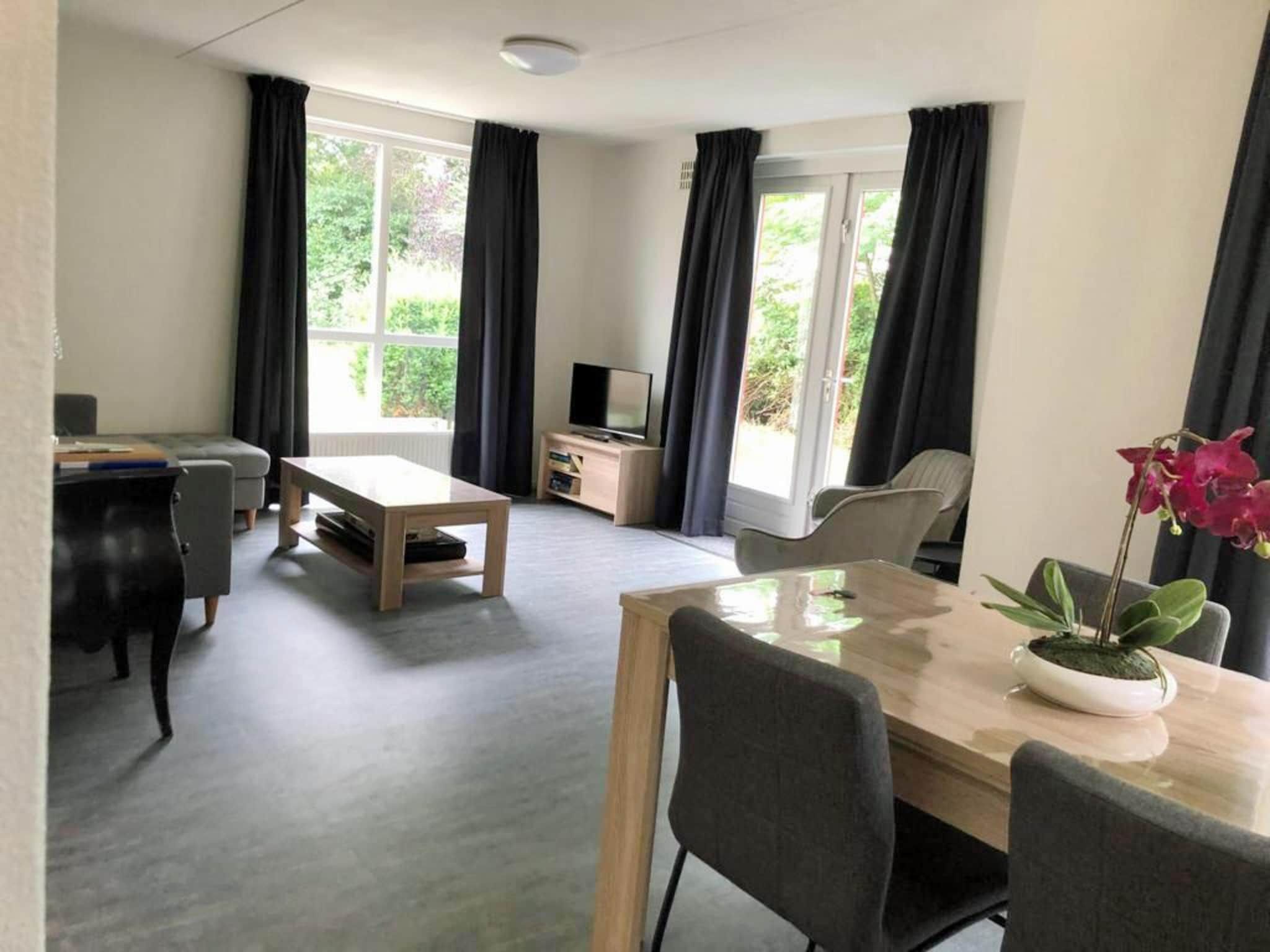 De eetkamer van 5 - Person Forest 10 Bungalow in Ewijk