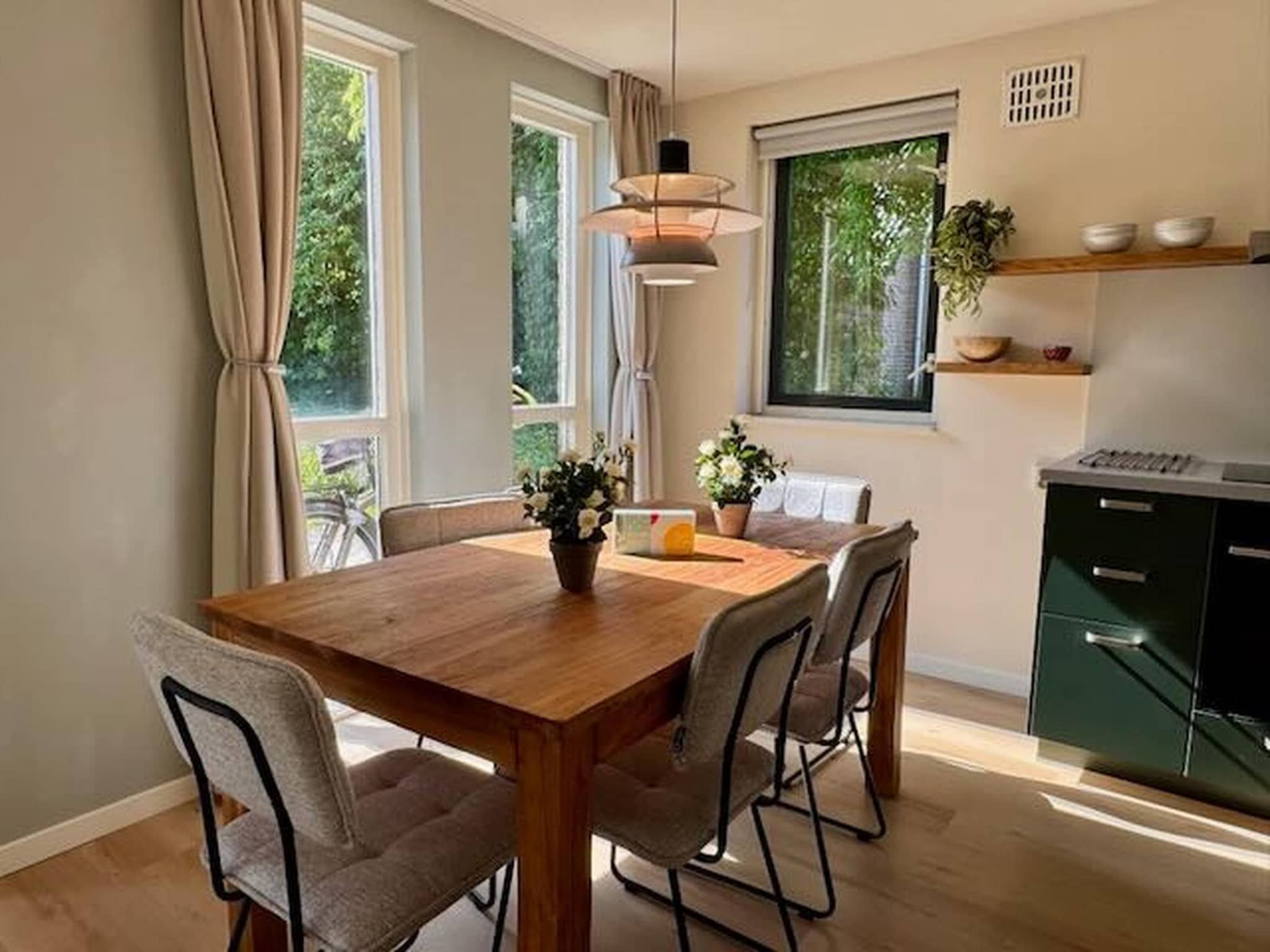 De eetkamer van 6 - Persons Forest VIP Bungalow (copy) in Ewijk