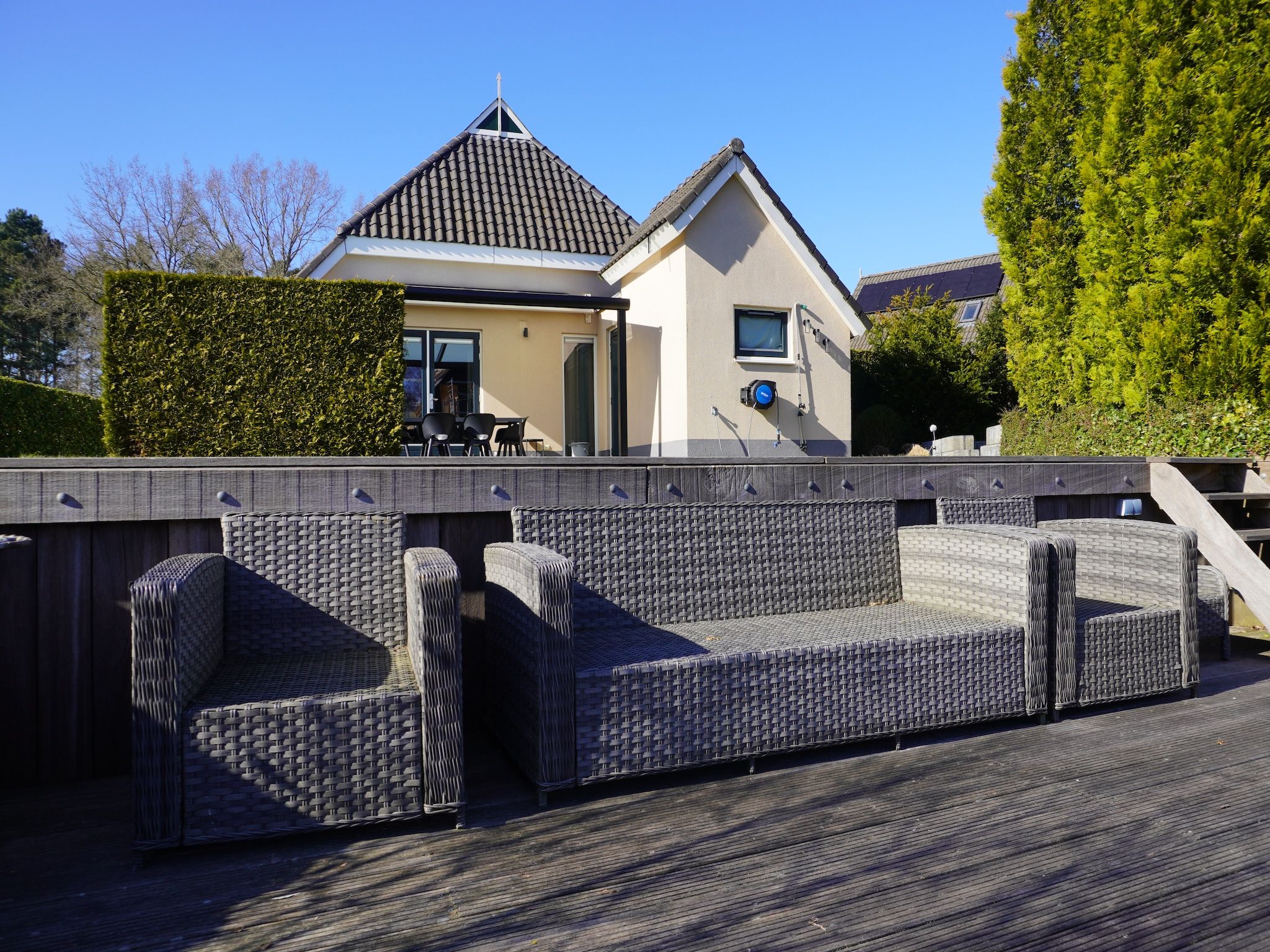 Het terras van 6 pers. Vosseberghuis Prestige met buitenspa in Vlagtwedde