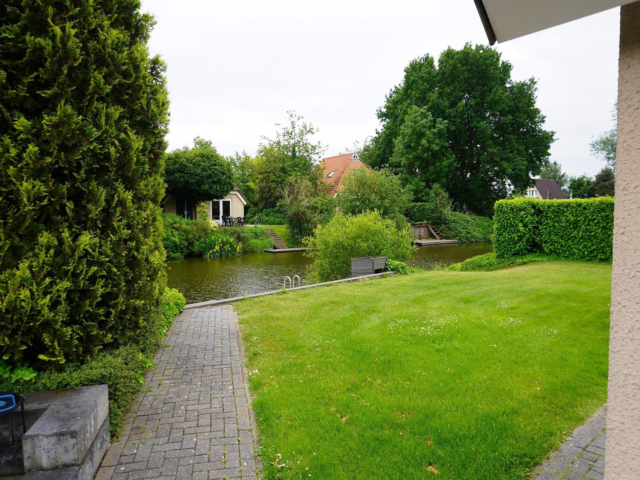 De tuin van 6 pers. Vosseberghuis Prestige met buitenspa in Vlagtwedde