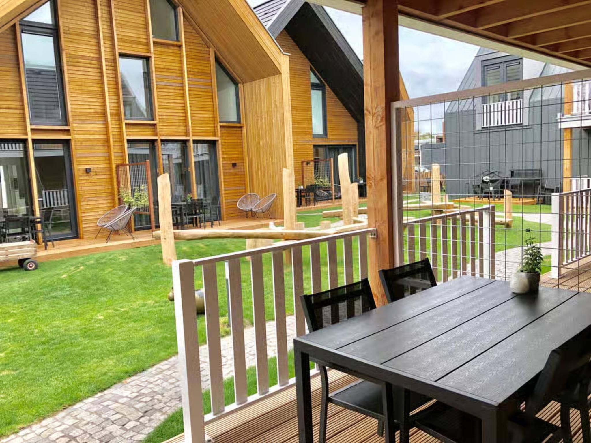 Het terras van Plein 40 Lodge 8 in Zoutelande