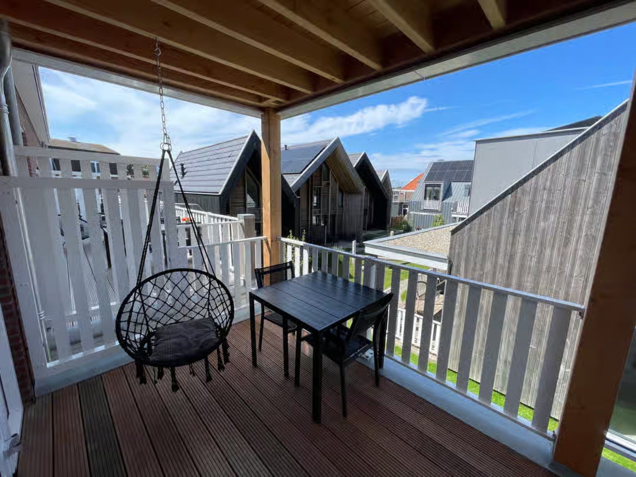 Het terras van Plein 40 Lodge 11 - New in Zoutelande
