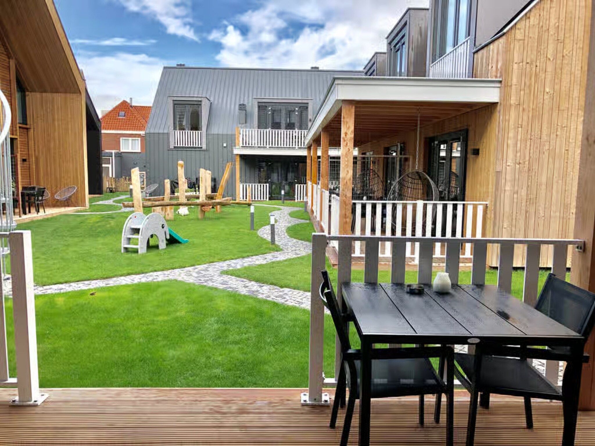 Het terras van Plein 40 Lodge 15 in Zoutelande