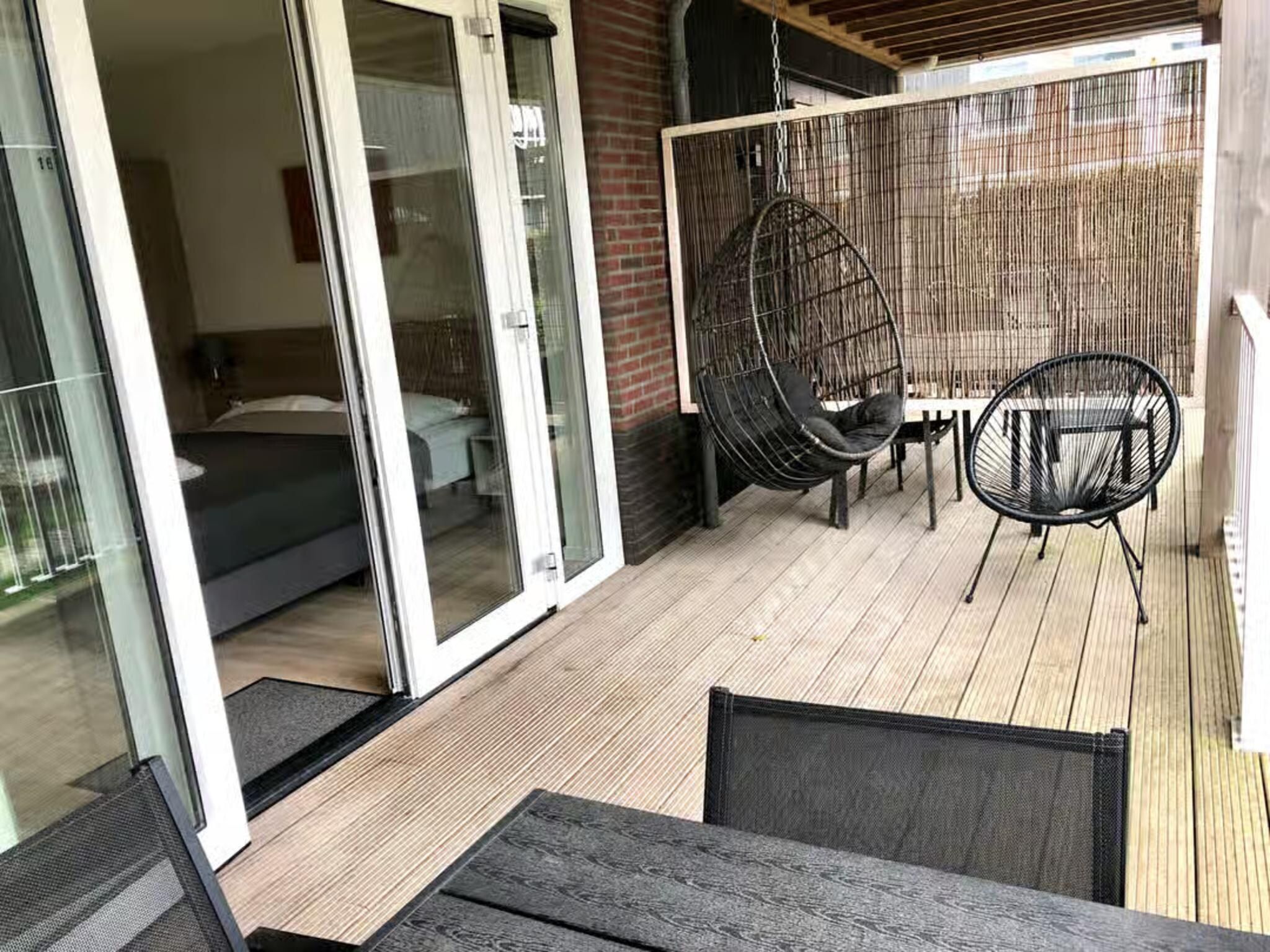 Het terras van Plein 40 Lodge 15 in Zoutelande