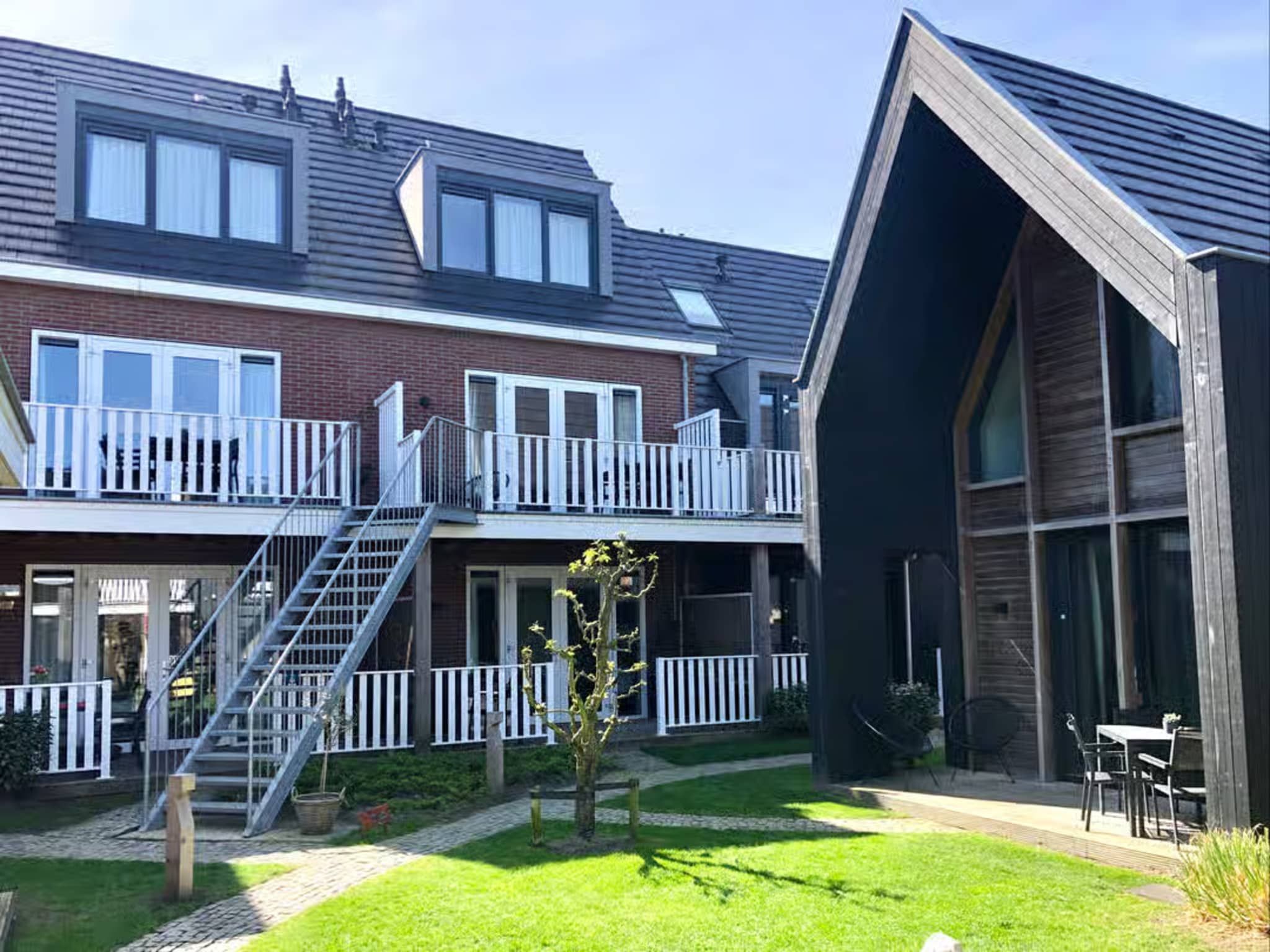 De tuin van Plein 40 Lodge 16 in Zoutelande