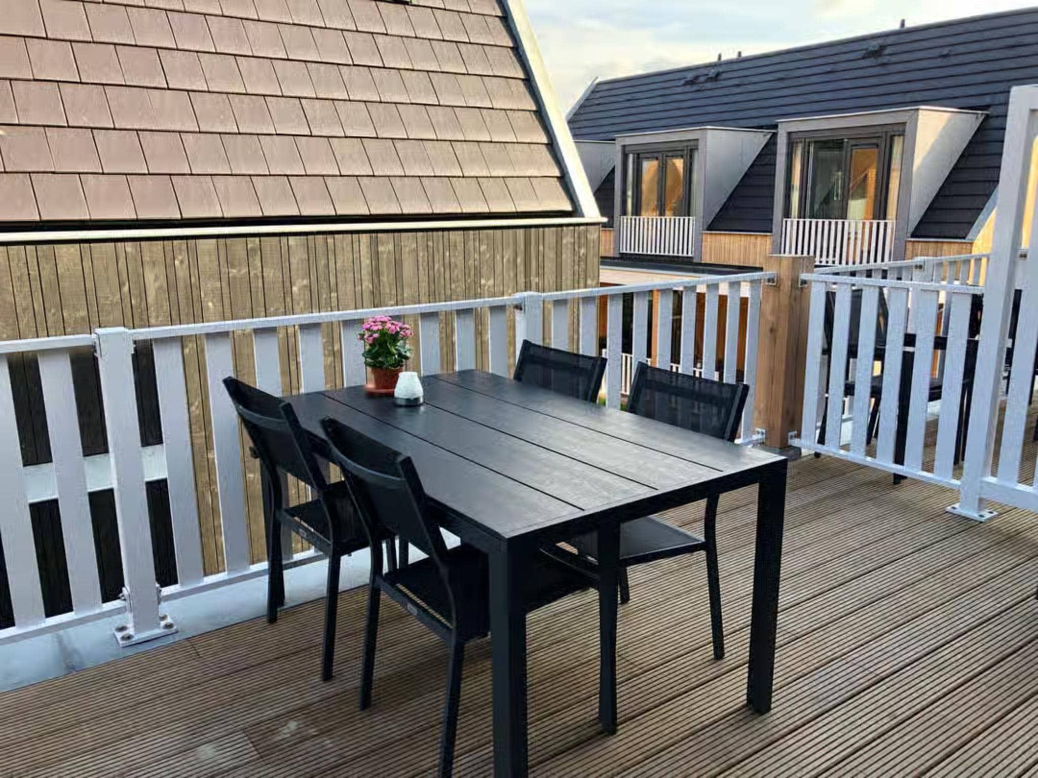 Het terras van Plein 40 Lodge 20 in Zoutelande