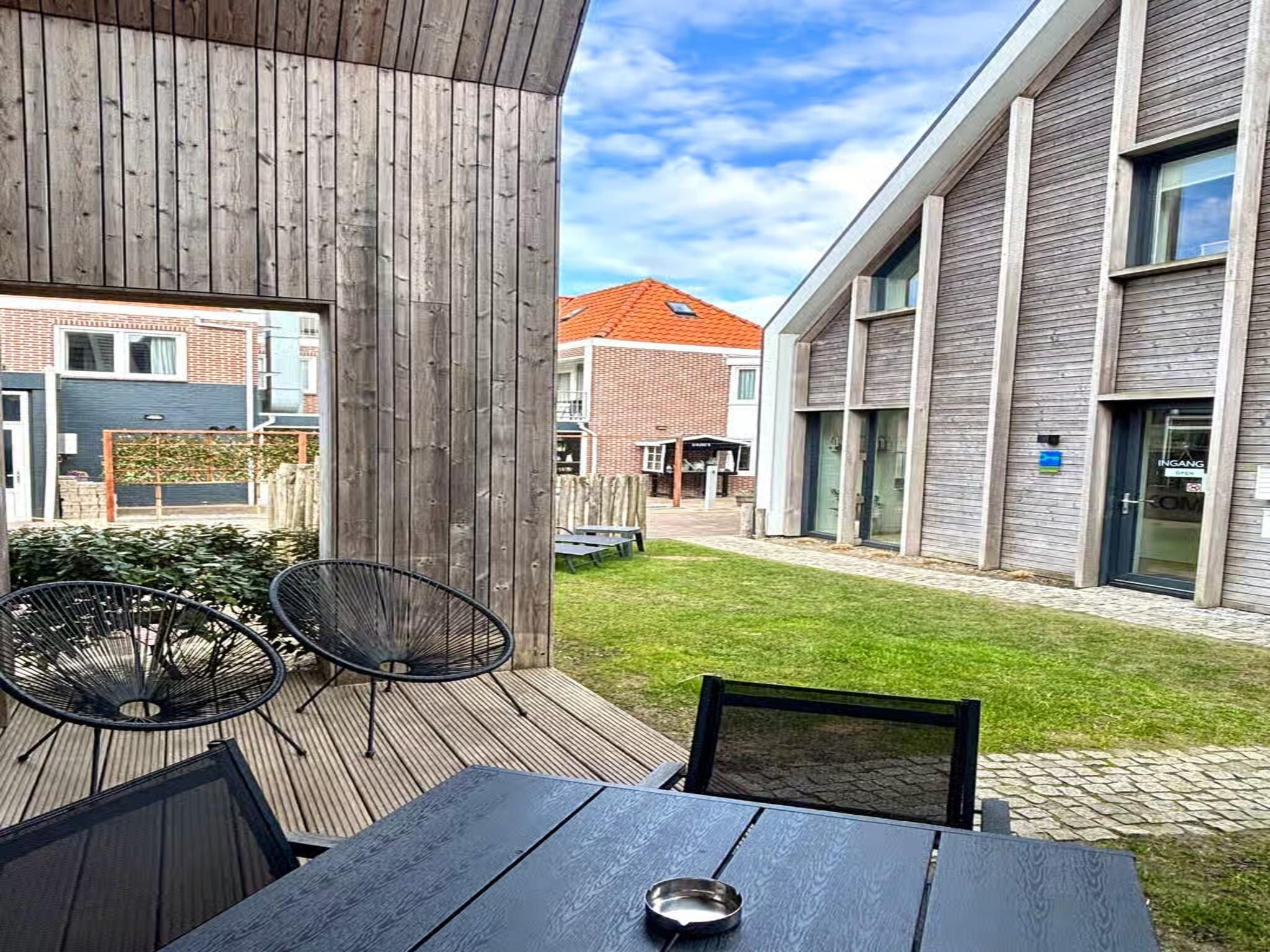 Het terras van Plein 40 Lodge 26 in Zoutelande