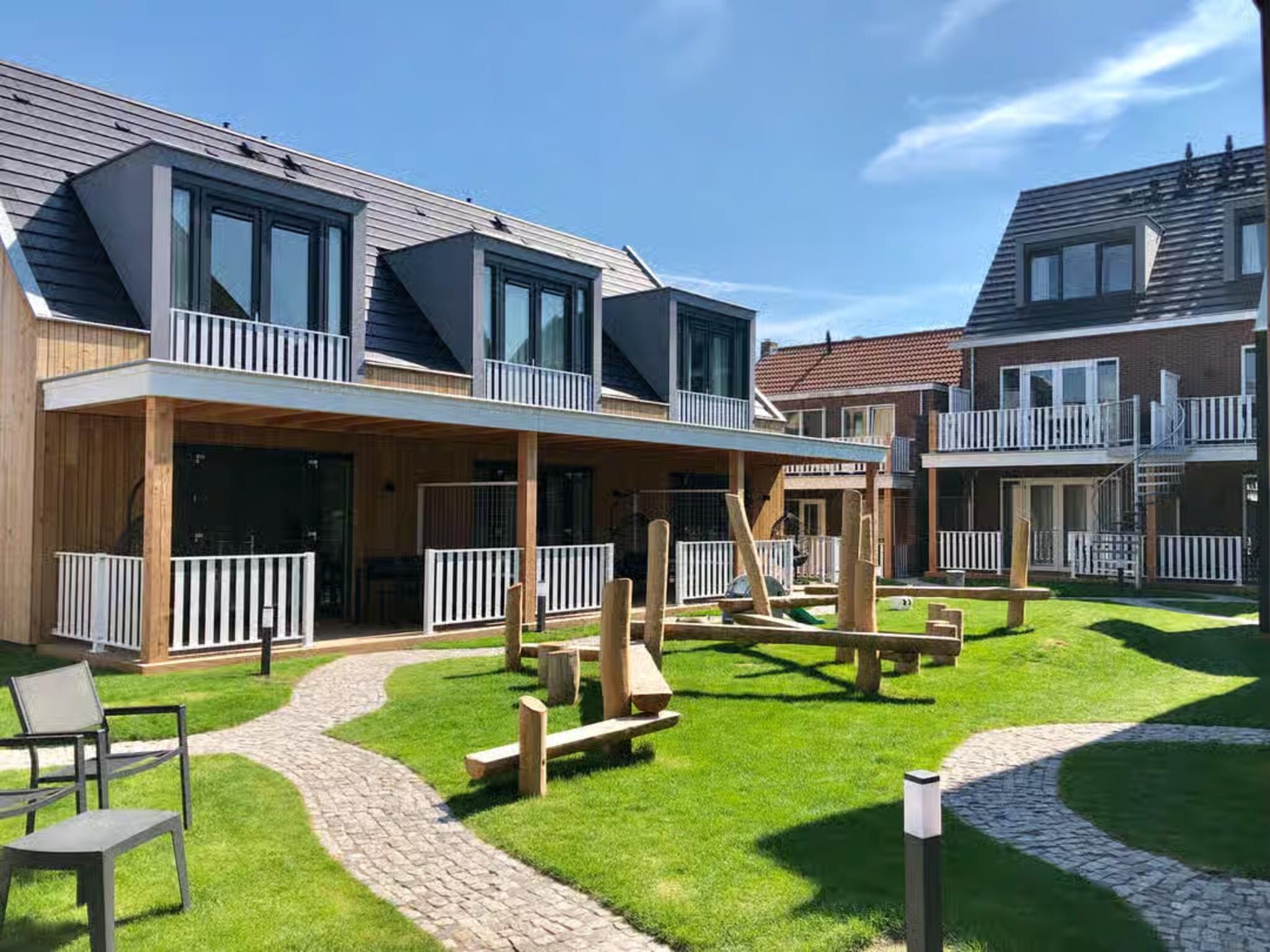 De tuin van Plein 40 Lodge 26 in Zoutelande