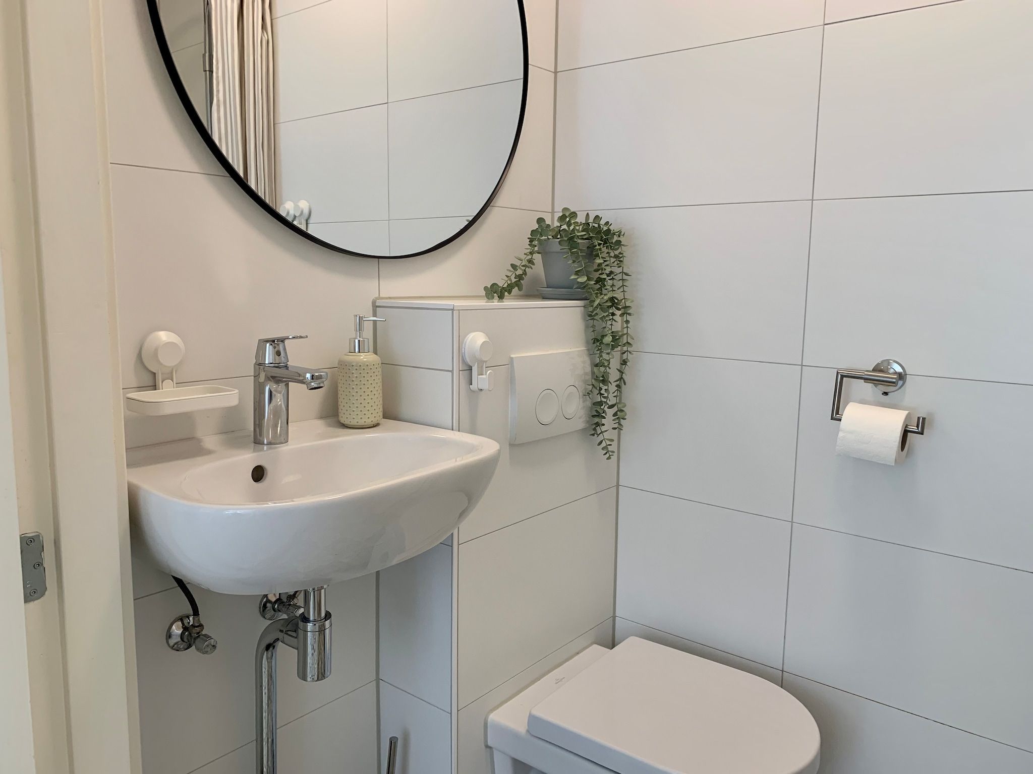 De badkamer van Plein 1945-8 in Sint Maartenszee