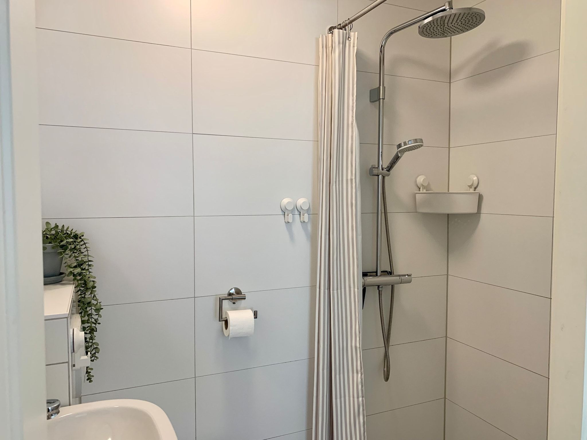 De badkamer van Plein 1945-8 in Sint Maartenszee