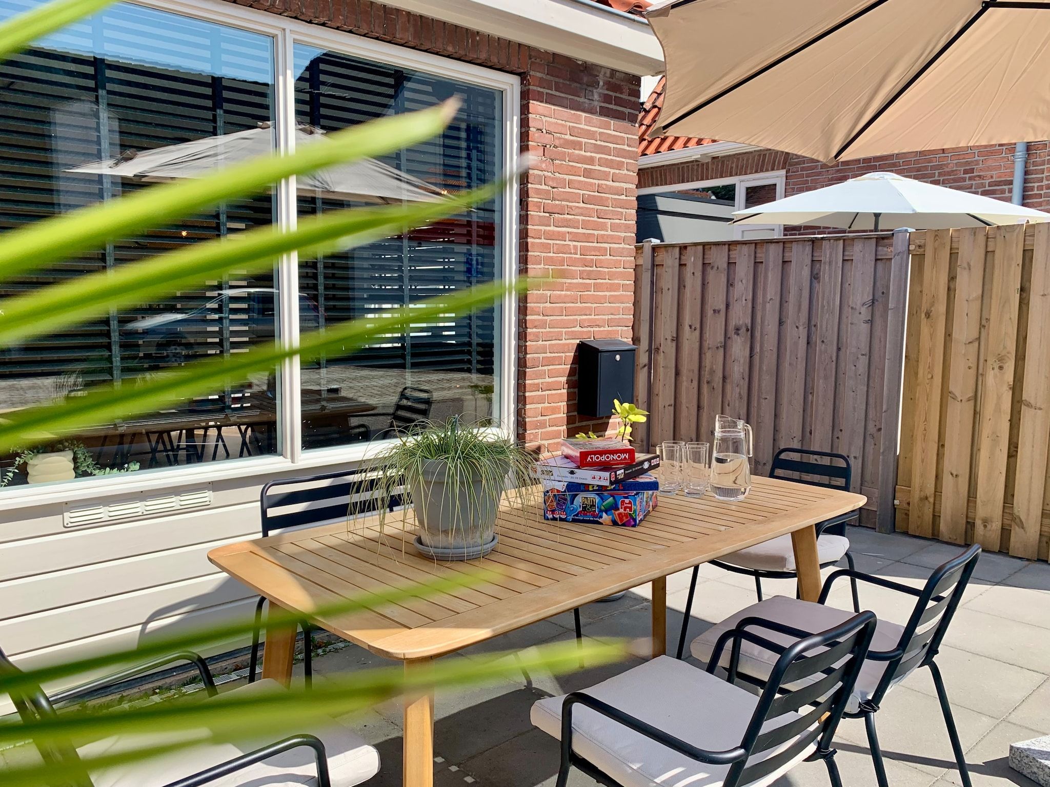 Het terras van Plein 1945-8 in Sint Maartenszee