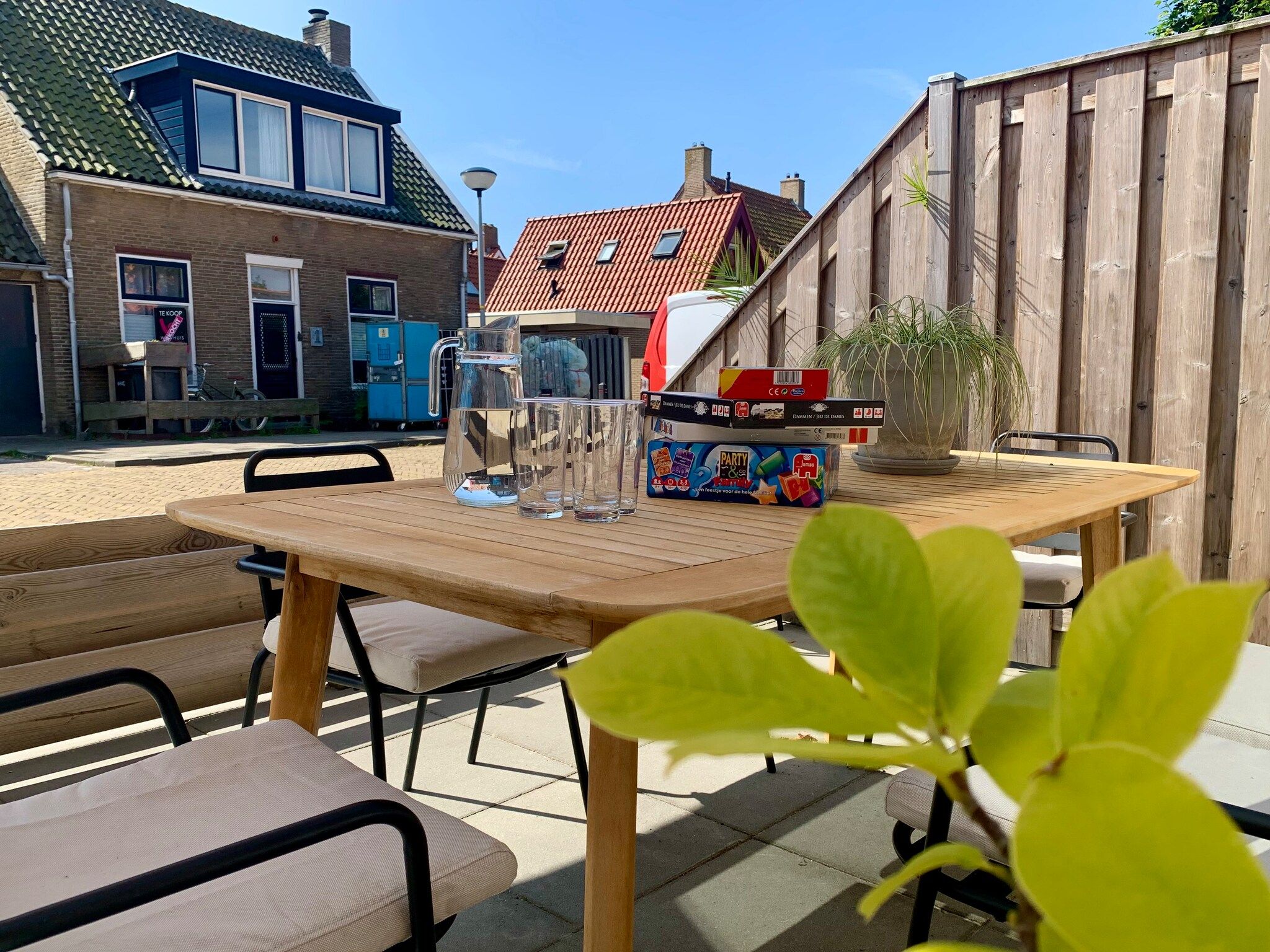 Het terras van Plein 1945-8 in Sint Maartenszee