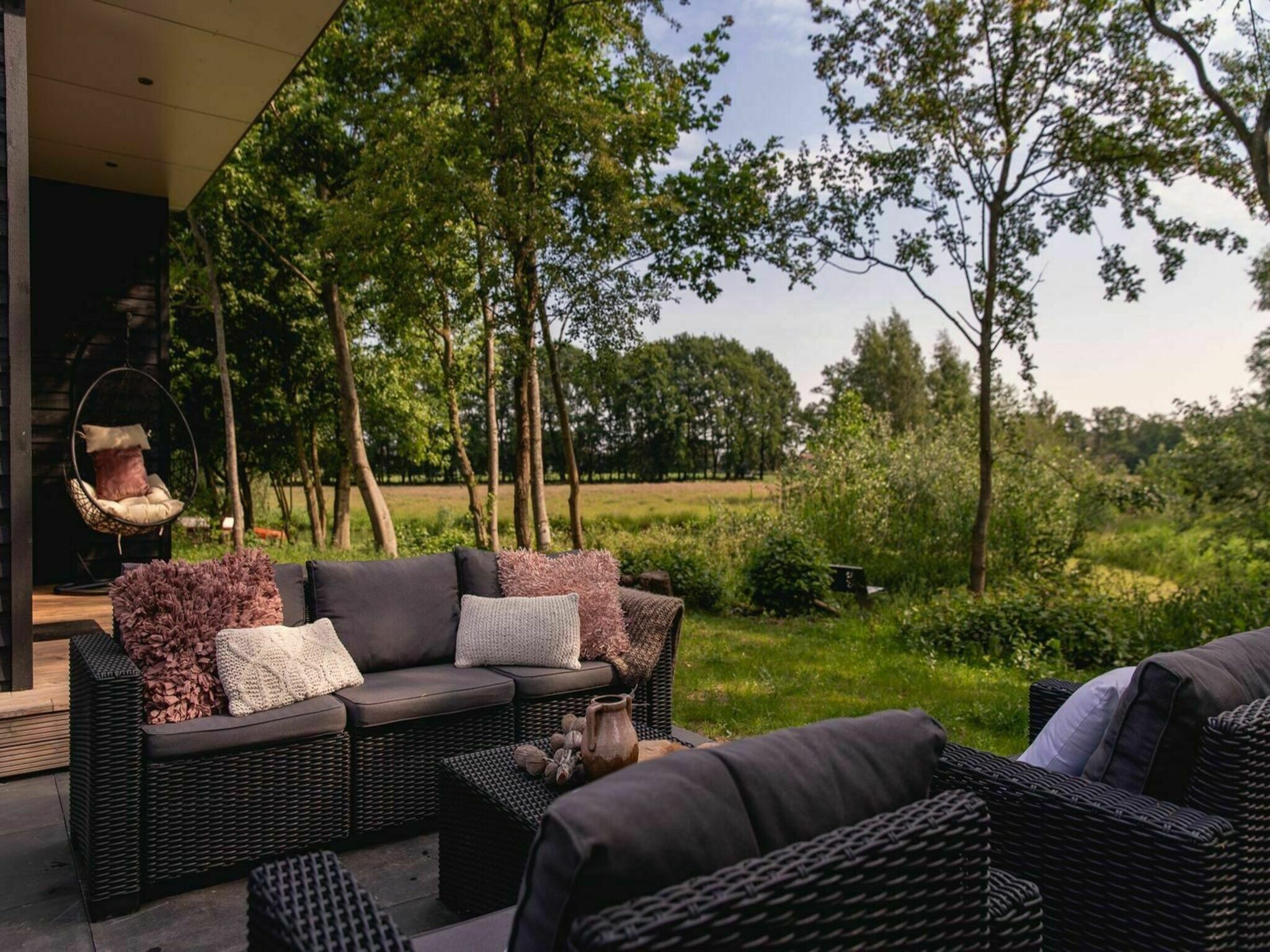 Het terras van River Cabin with hot tub | 6 people in Zuna