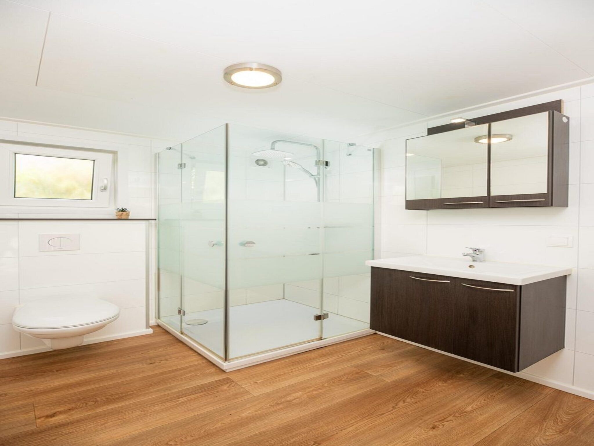 De badkamer van River Cabin with hot tub | 6 people in Zuna