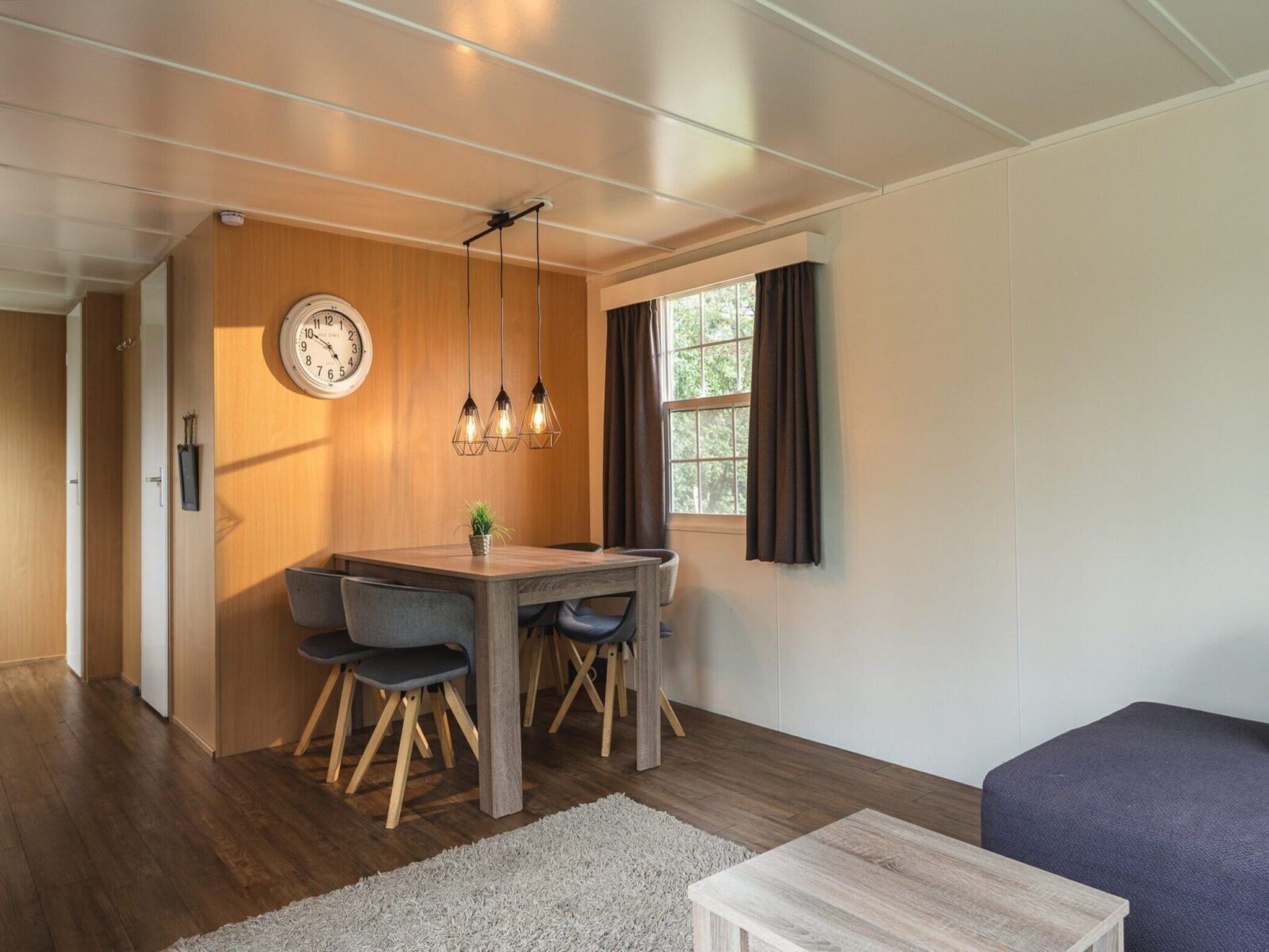 De eetkamer van Bungalette basic with hot tub I 4 people in Zuna