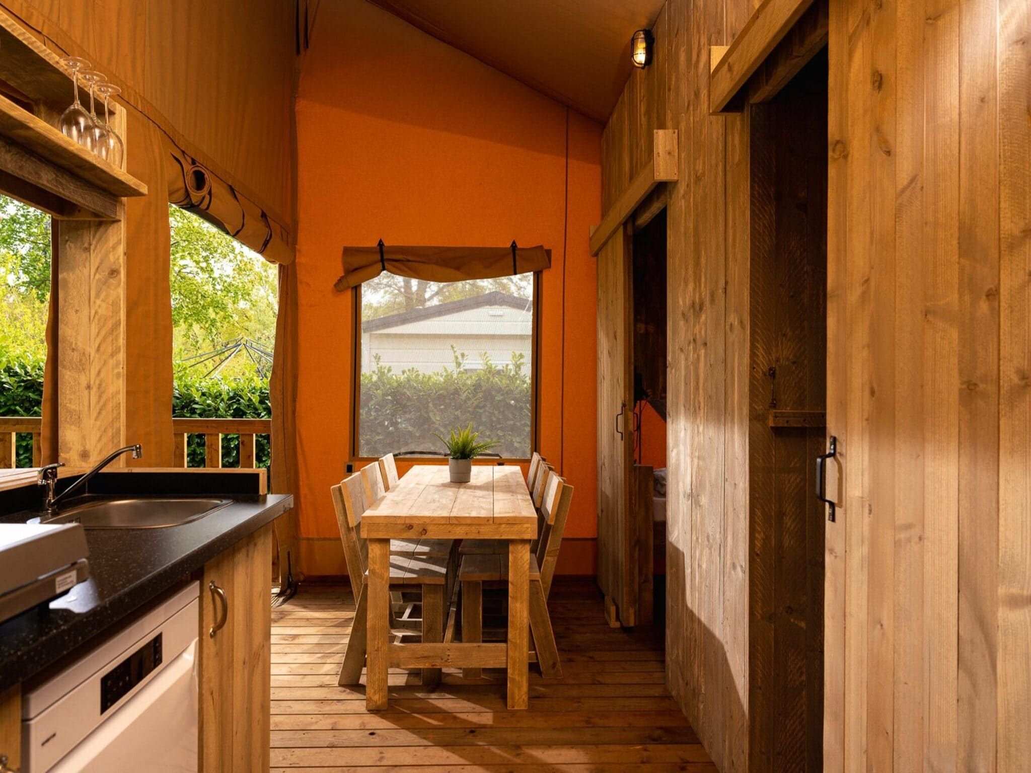 De eetkamer van Safari tent 'the bartenter' with private sanitary facilities | 5 persons in Zuna
