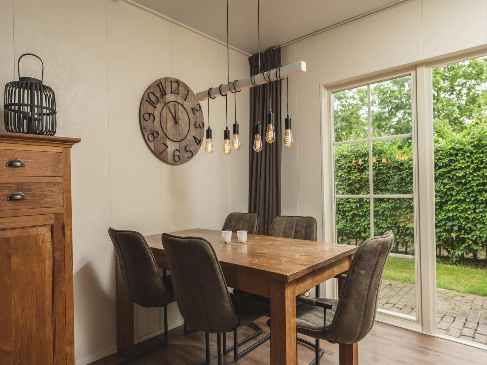De eetkamer van Group accommodation (2x Reggehooiberg, with large backyard) I 10 people in Zuna