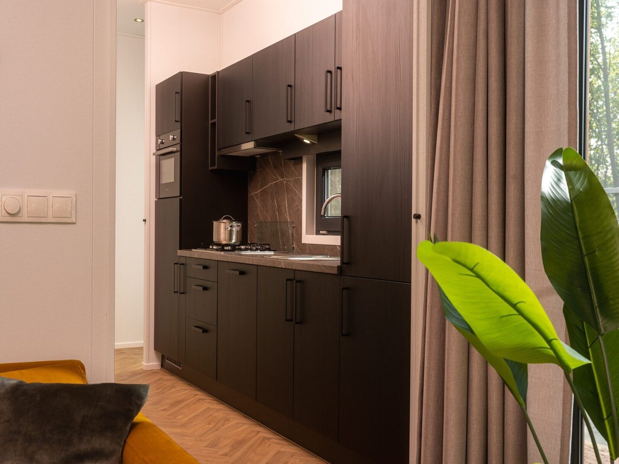De keuken van Happy Oak Lodge with hottub | 4 people in Zuna