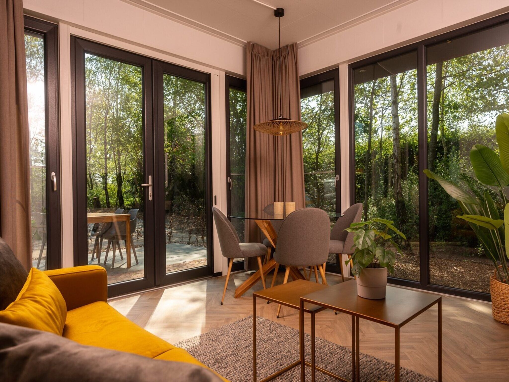 De woonkamer van Happy Oak Lodge with hottub | 4 people in Zuna