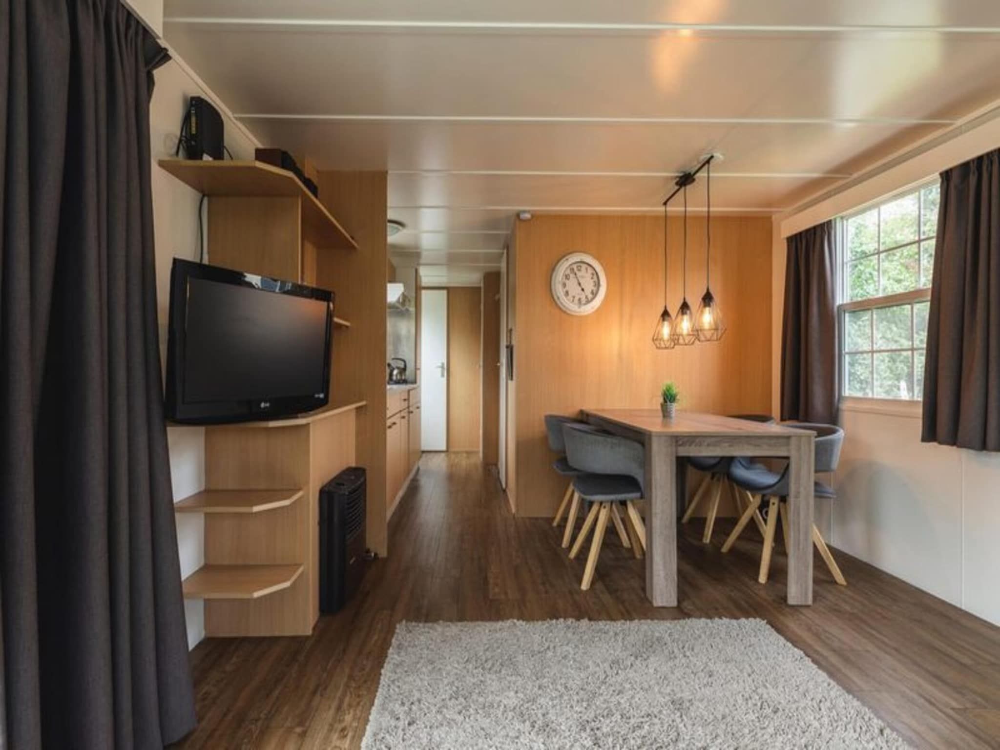 De eetkamer van Bungalow near the river I 4 persons in Zuna