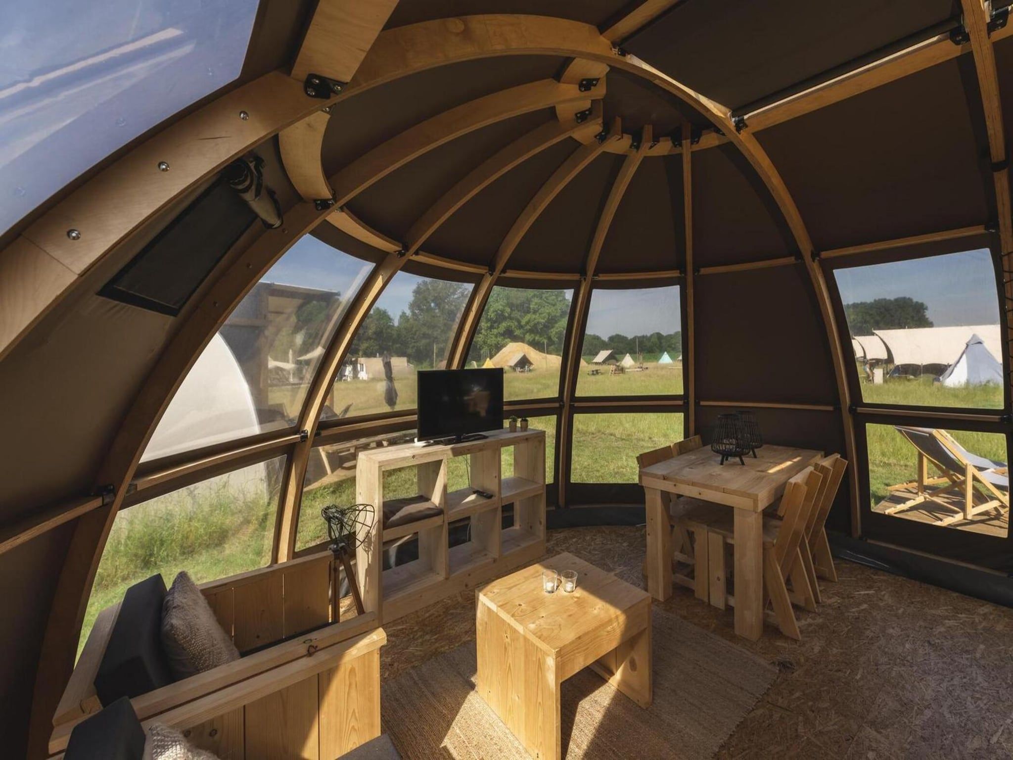 De woonkamer van Group accommodation (6x luxury glamping tent) I 32 people in Zuna