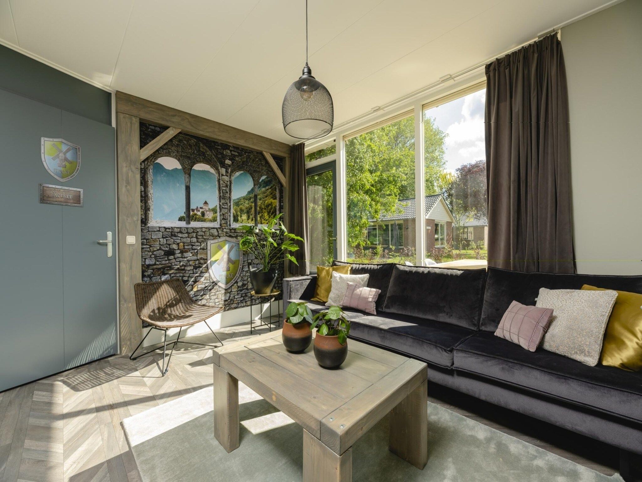 De woonkamer van Baby & children bungalow with bubble tub I 5 persons in Zuna