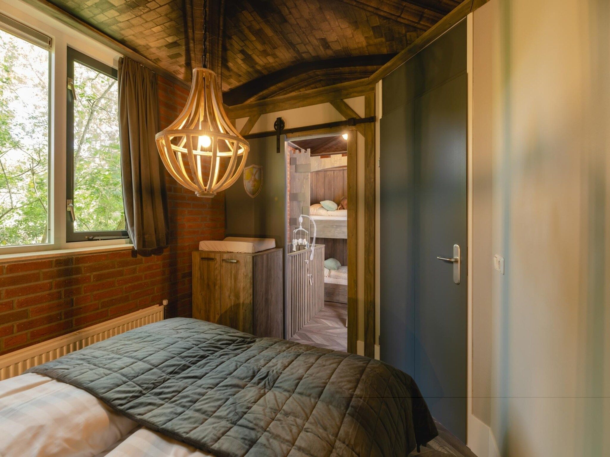 Een slaapkamer van Baby & children bungalow with bubble tub I 5 persons in Zuna