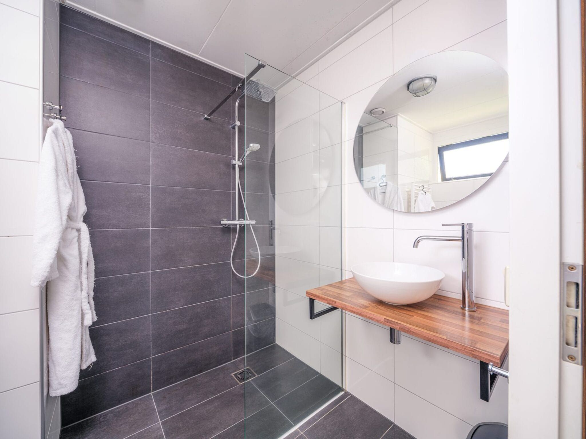 De badkamer van Children's bungalow farmhouse with sauna & bubble tub I sleeps 6 in Zuna