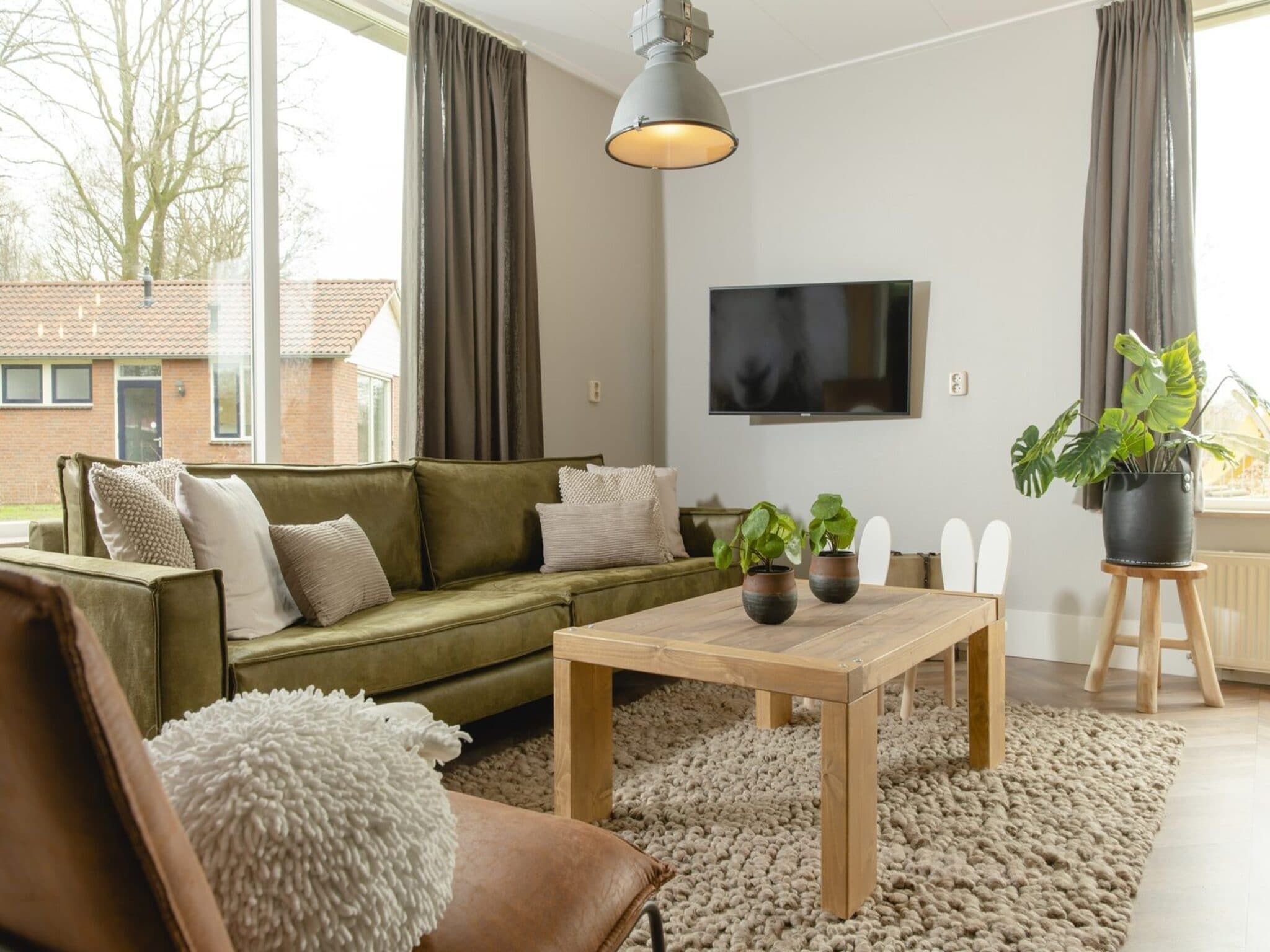De woonkamer van Children's bungalow farmhouse with sauna & bubble tub I sleeps 6 in Zuna