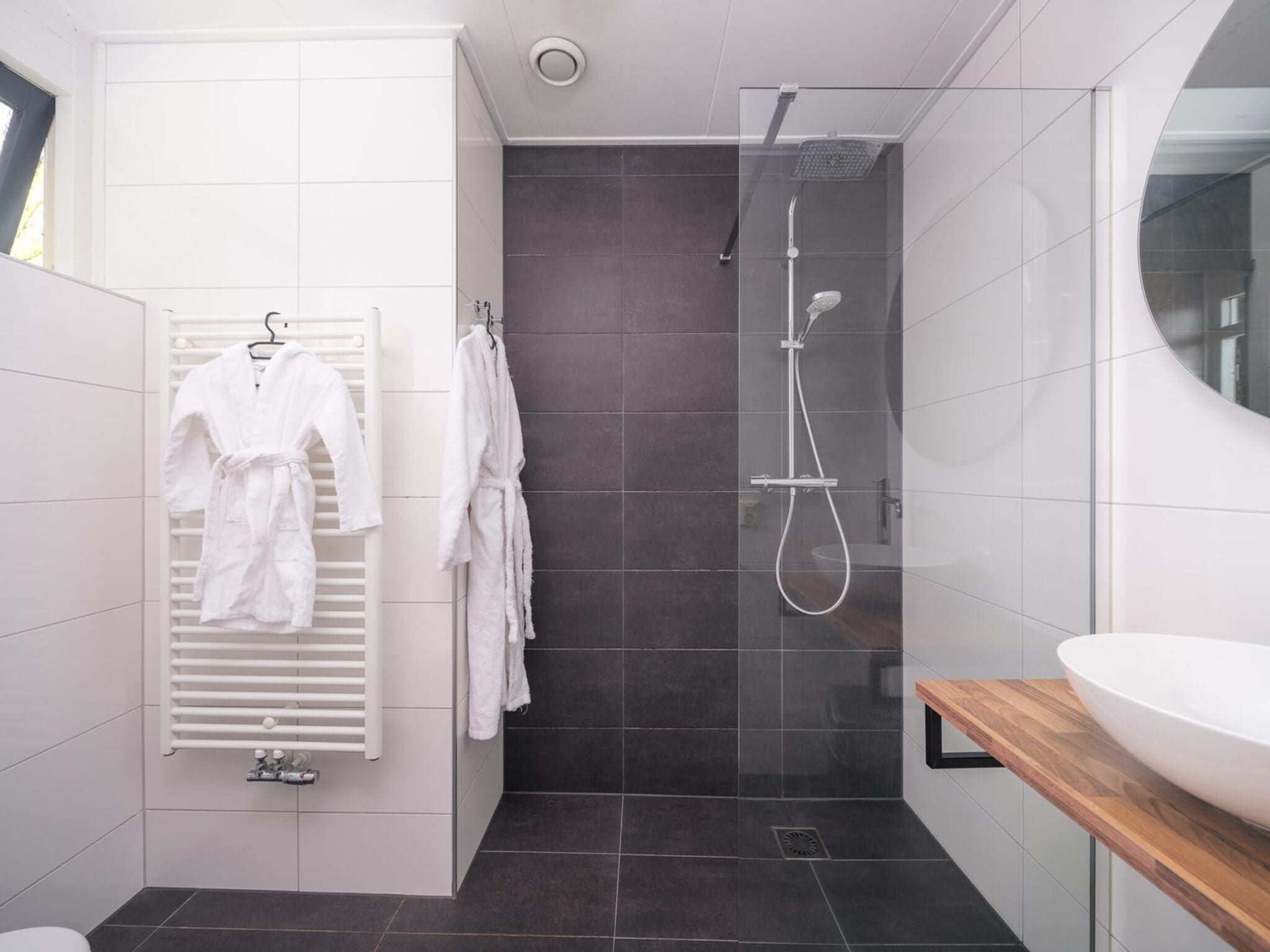 De badkamer van Children's bungalow with bubble tub I 6 persons in Zuna