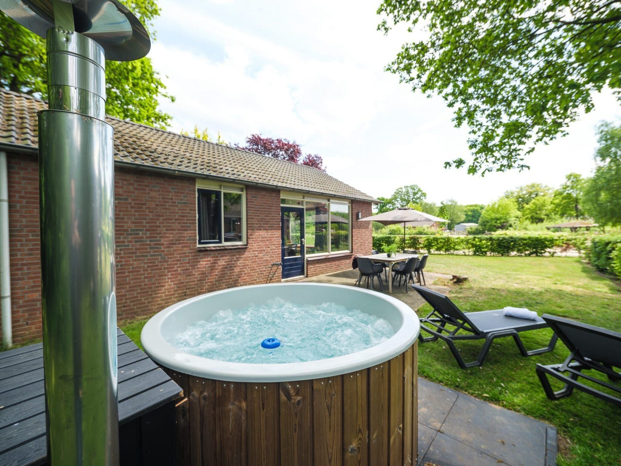 Wellness bij Custom children's bungalow 'Farm' with hot bubble tub | 8 people in Zuna