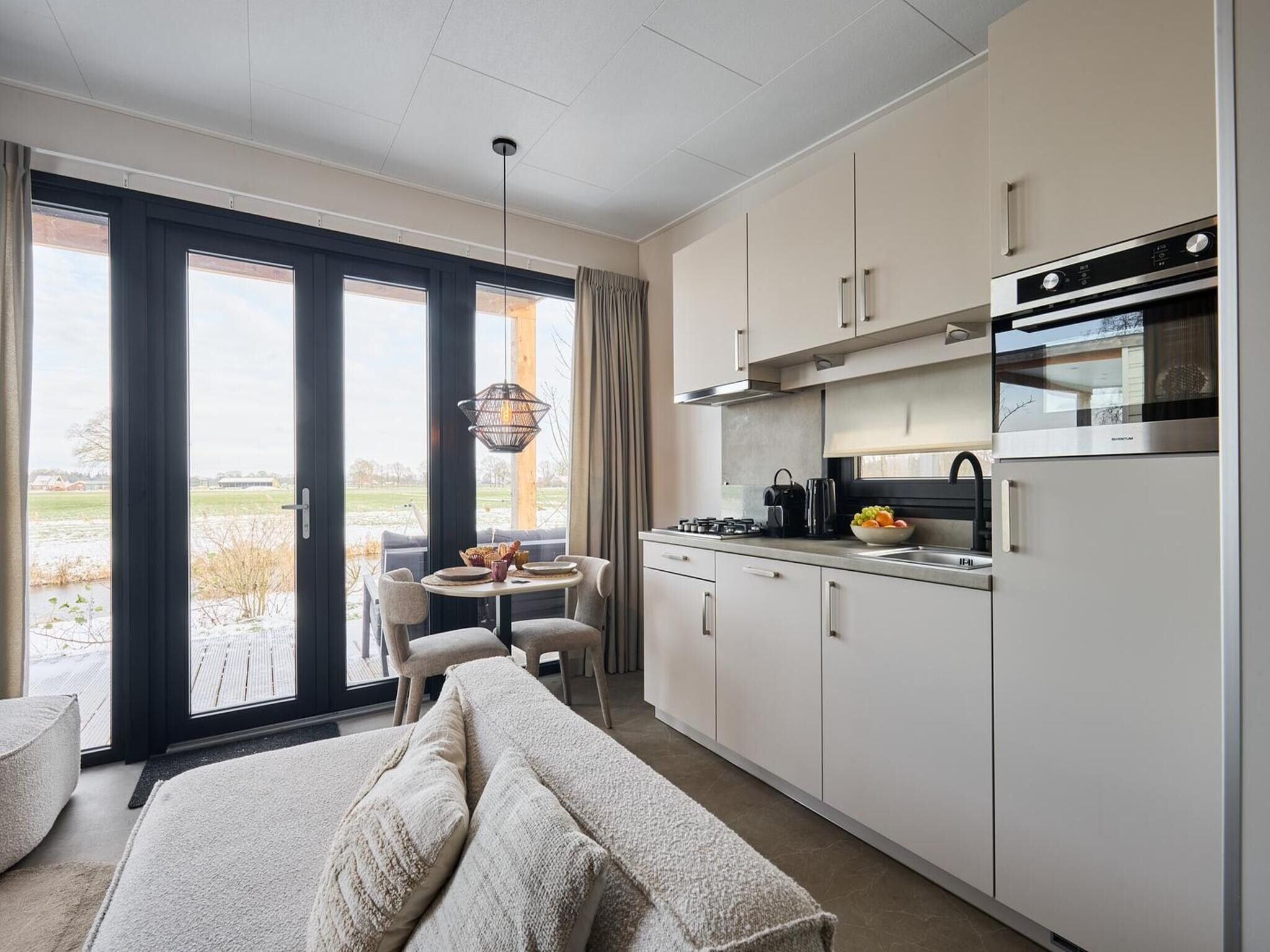 De keuken van River Lodge 'Wellnesshuus' with whirlpool, sauna, bathtub, and sun shower | 2 people in Zuna