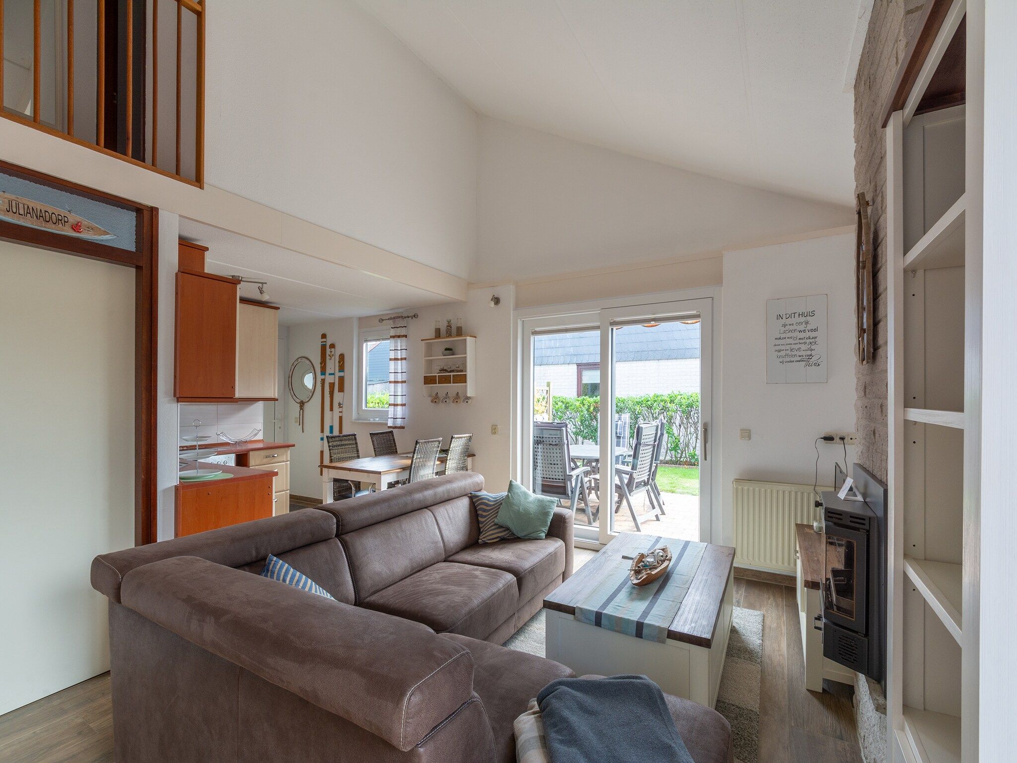 De woonkamer van Yperhof 3 in Julianadorp aan Zee