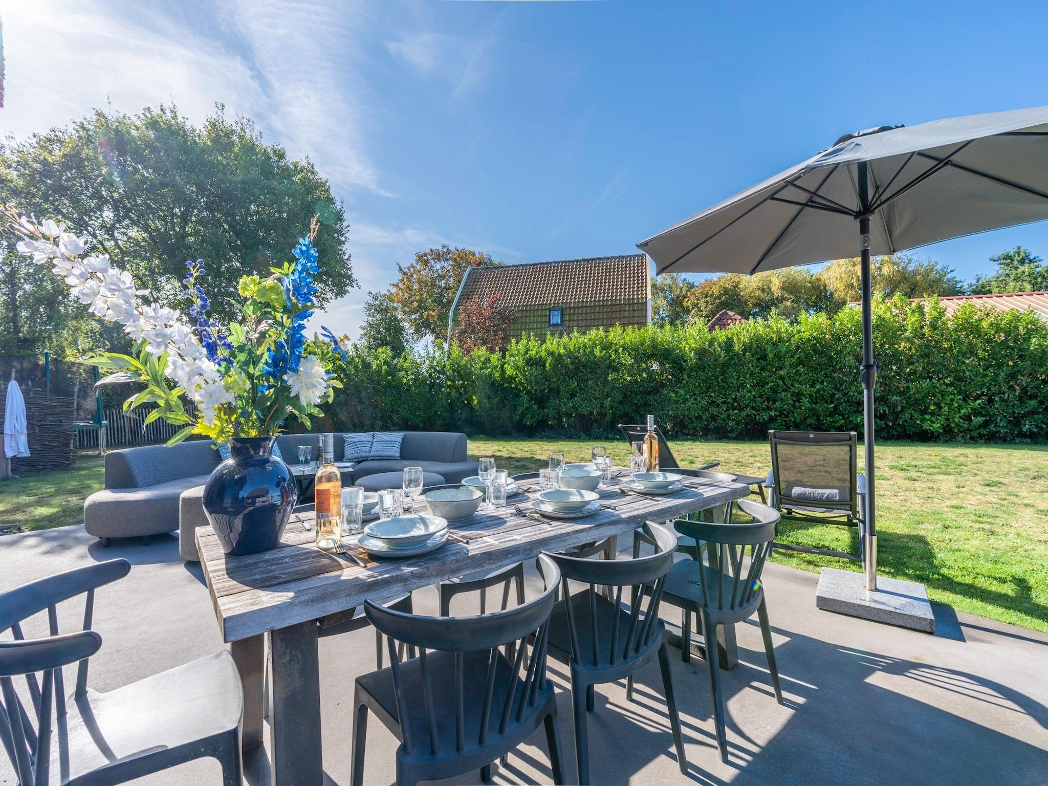 Het terras van Villa Buytenplaats 181 in De Koog