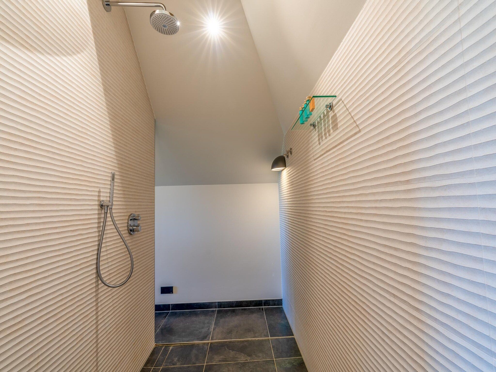De badkamer van Villa Buytenplaats 193 in De Koog