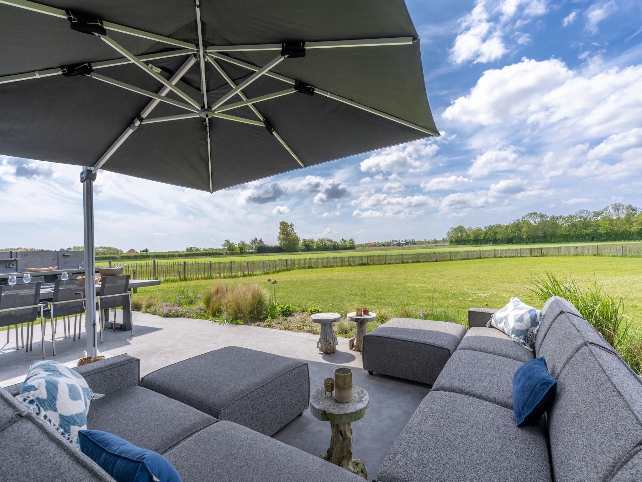 Het terras van Villa Buytenplaats 191 in De Koog