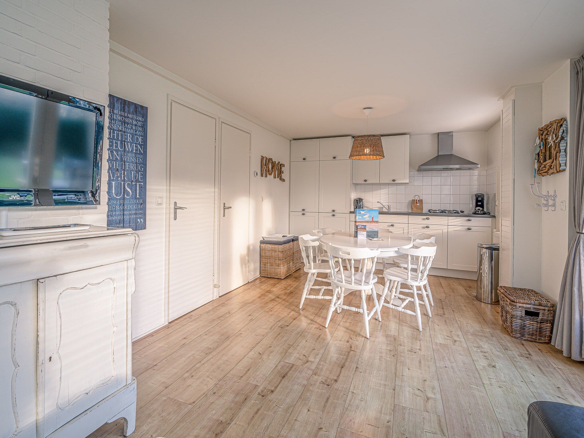 De woonkamer van Vredelust 57 in De Koog